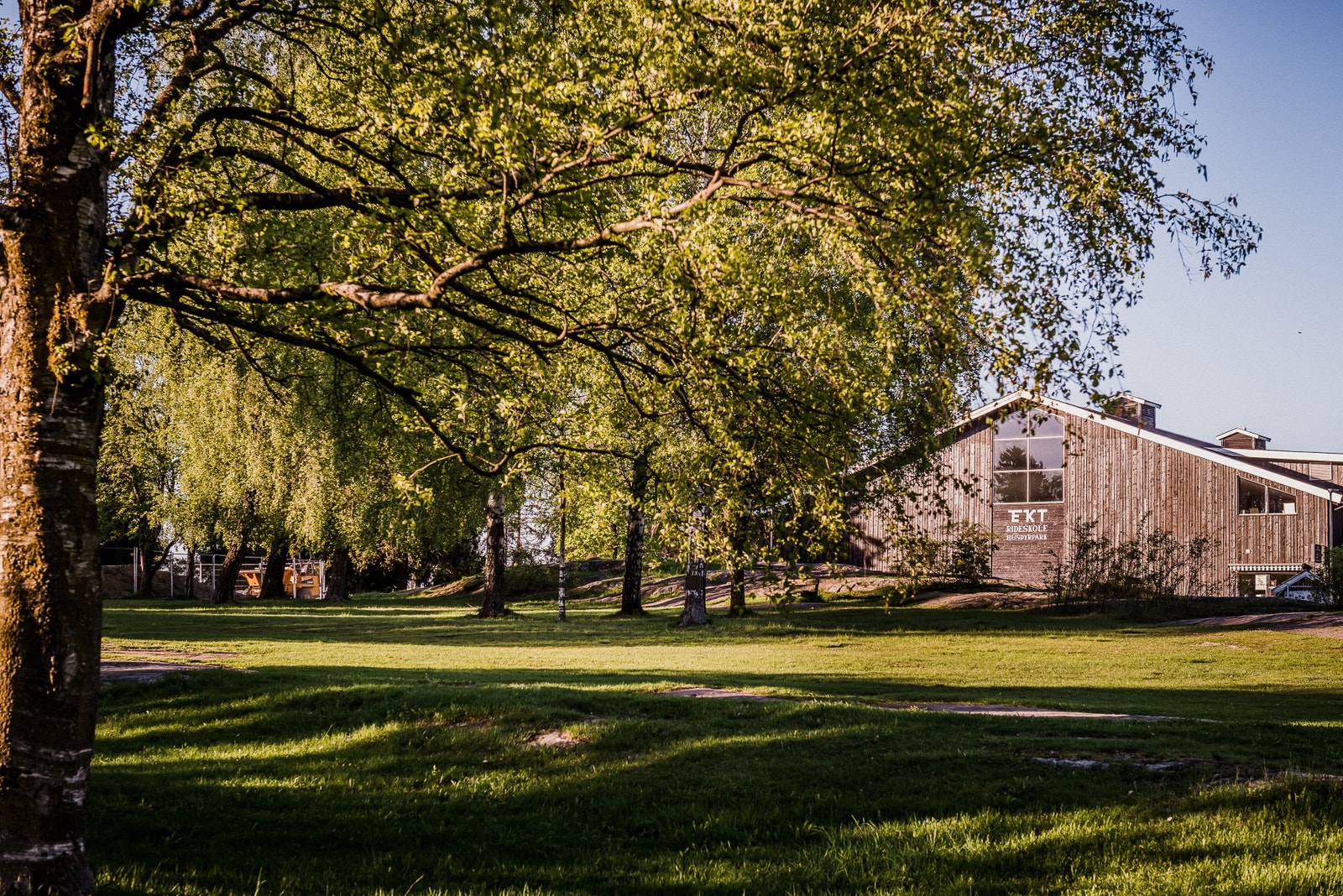 Mange fine turmuligheter med Ekeberg, Østensjøvannet, Skullerudstua og marka m.m. Lysløype rett utenfor dørstokken. Galleribilde