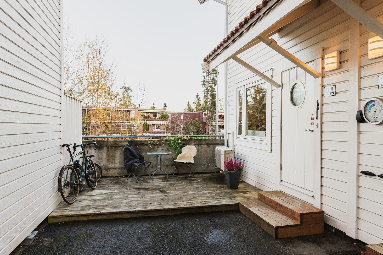 Terrassen som er plassert ved inngangspartiet på ca. 11kvm. Galleribilde