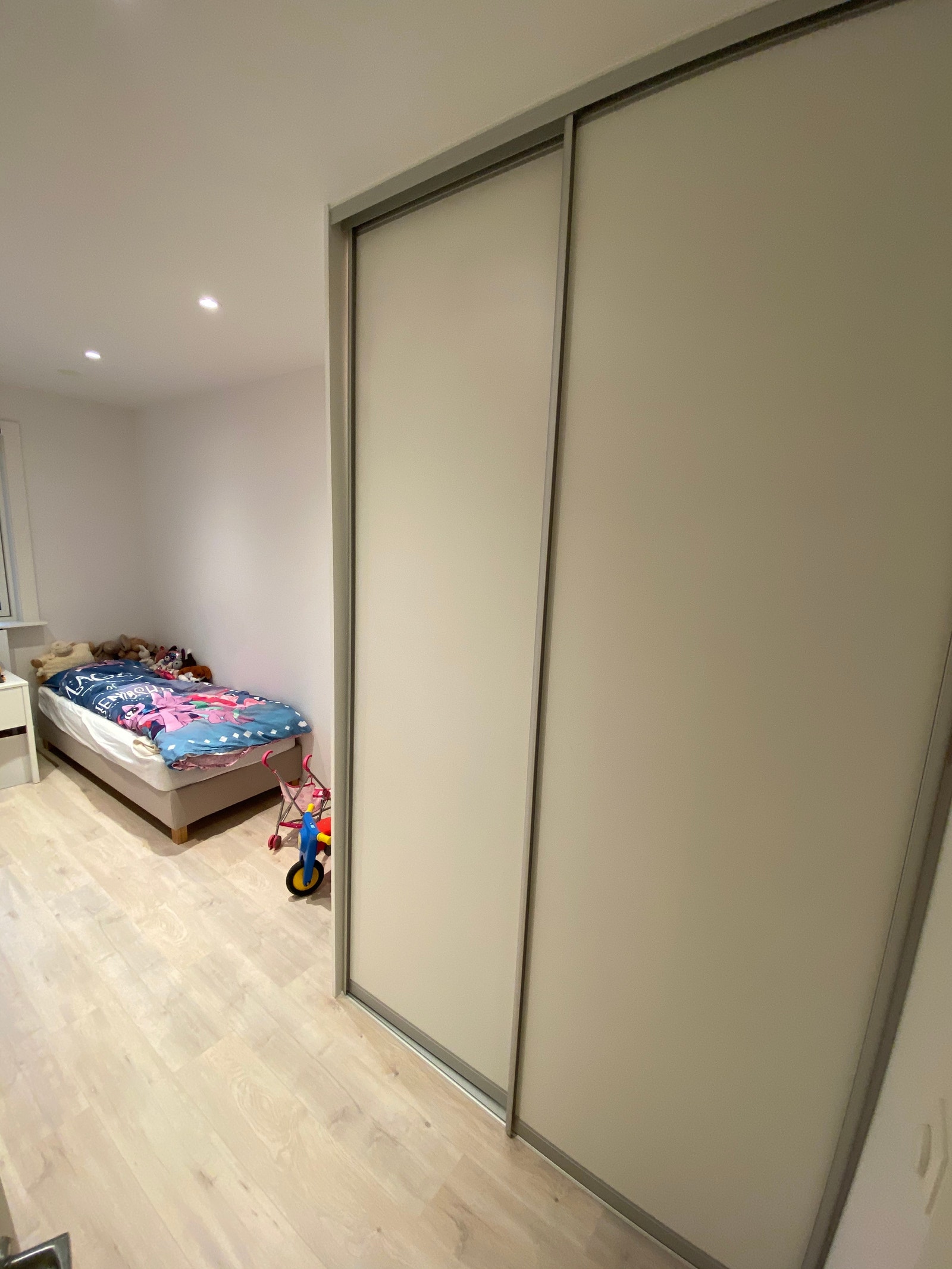 Soverom3 med stor skyvedørgarderobe Galleribilde