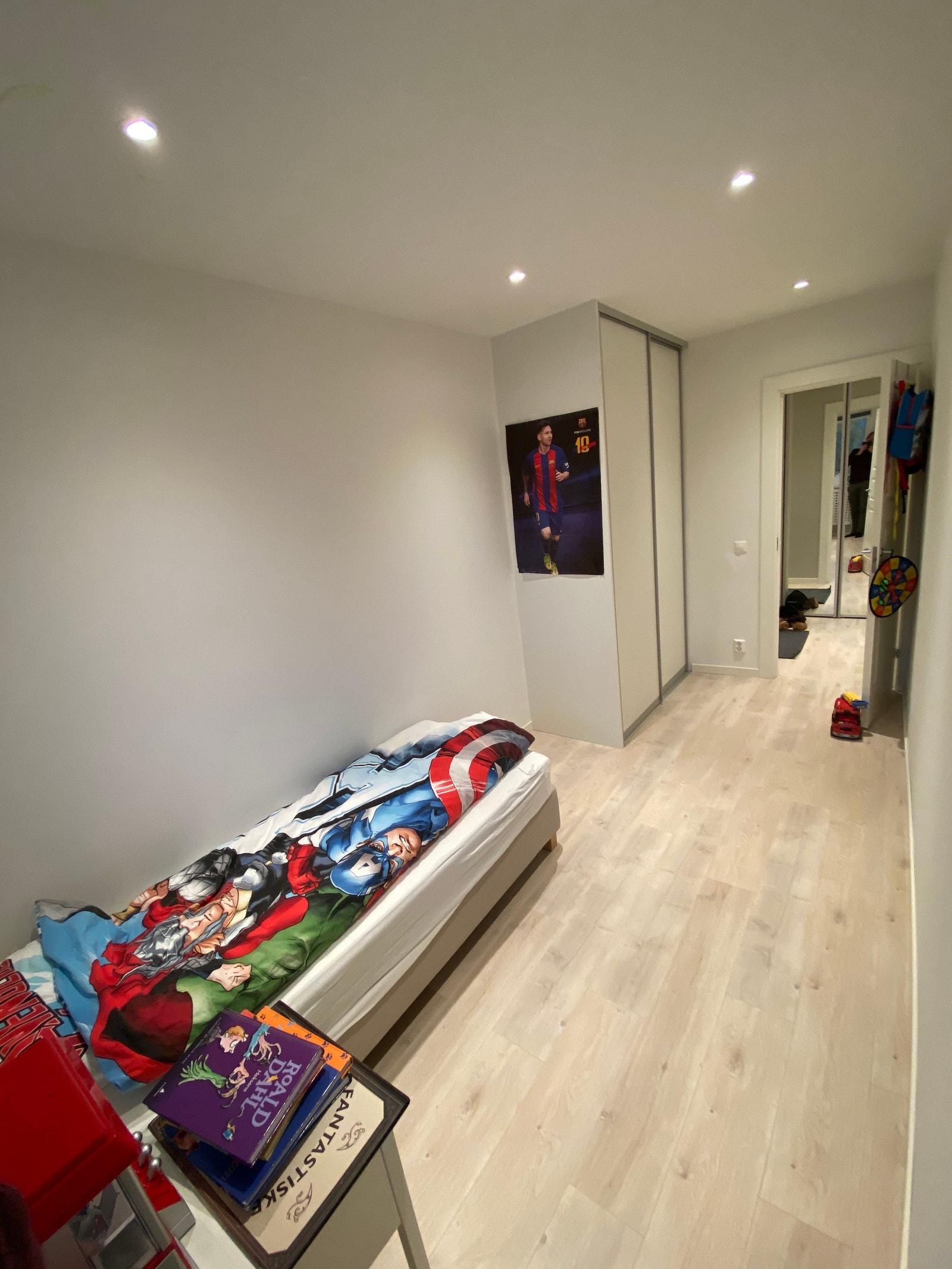 Soverom2 med stor skyvedørgarderobe Galleribilde