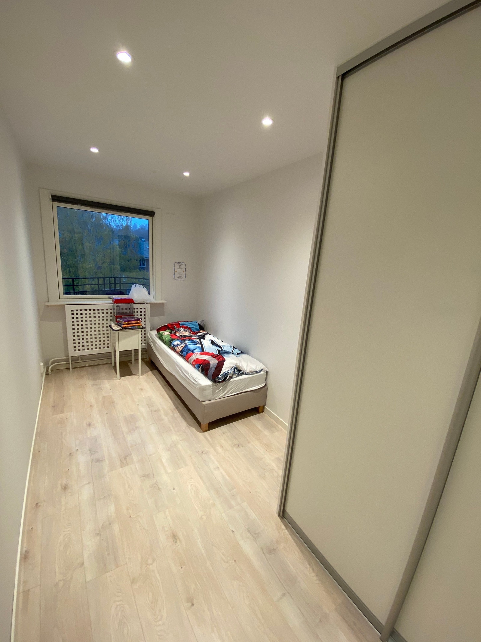 Soverom2 med stor skyvedørgarderobe Galleribilde