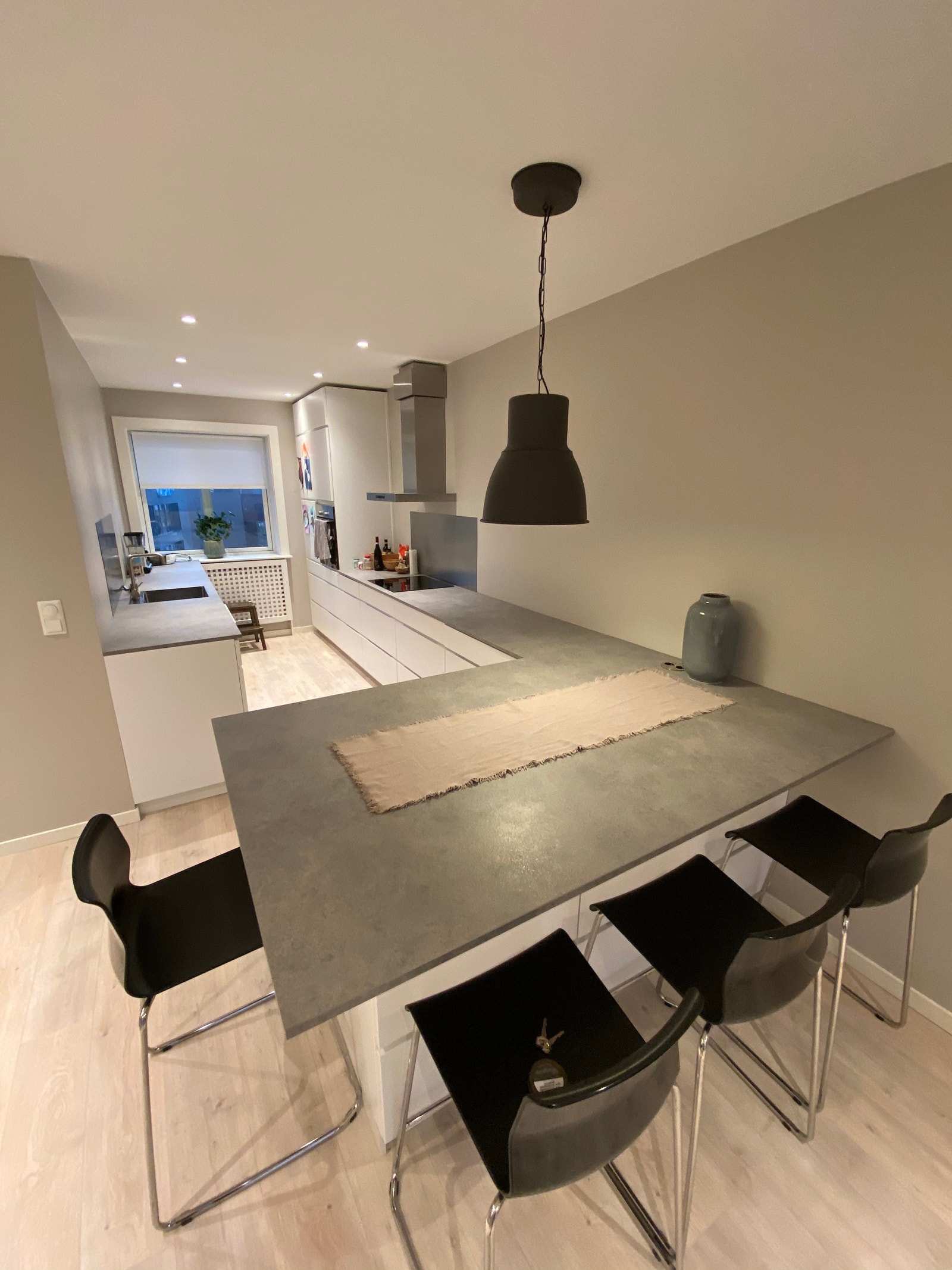 Kjøkken med kjøkkenøy Galleribilde