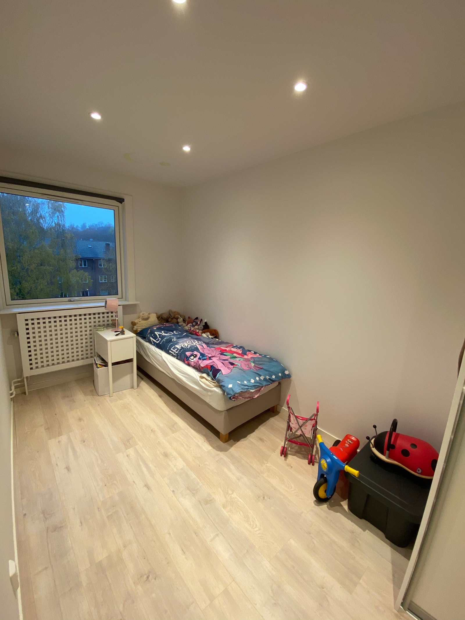 Soverom3 med stor skyvedørgarderobe Galleribilde