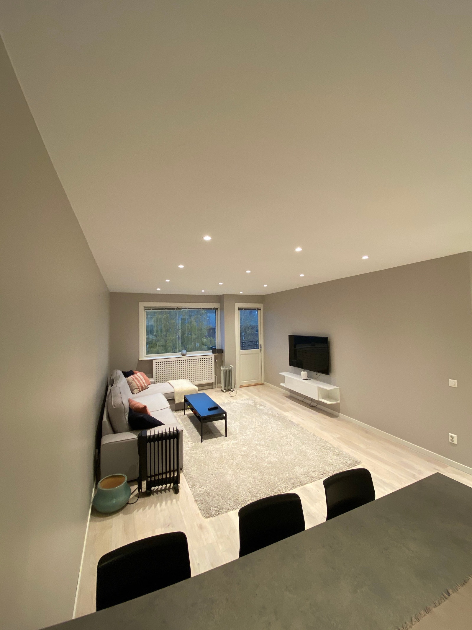 Stue med utg til stor vestvendt balkong Galleribilde