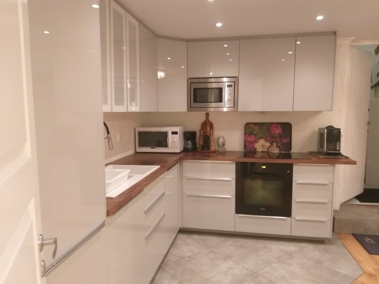 Ny og lys kjøkken med integrerte hvitevarer Galleribilde