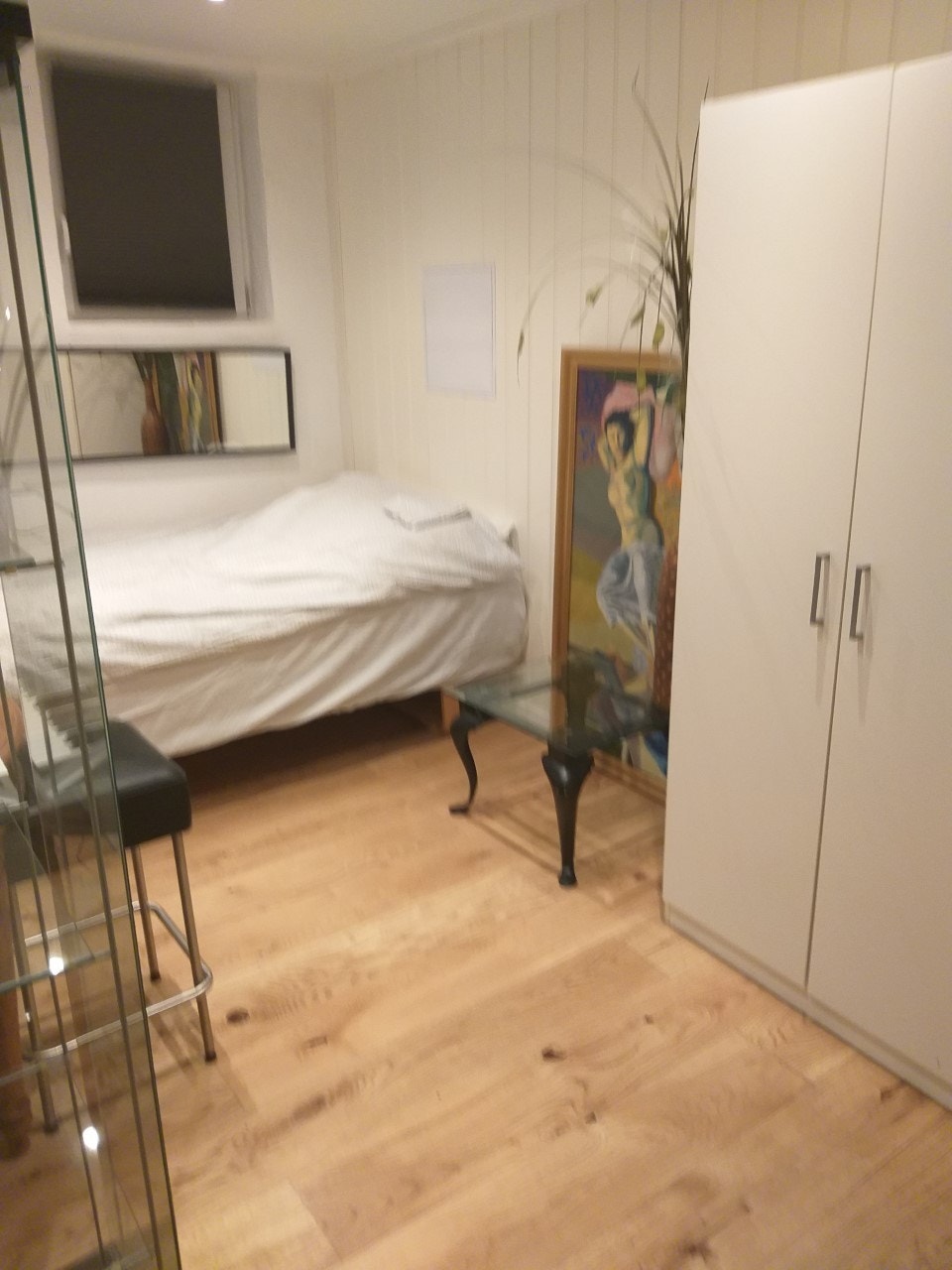 Soverom med plass for dobbel seng nattbord og garderobeskap Galleribilde