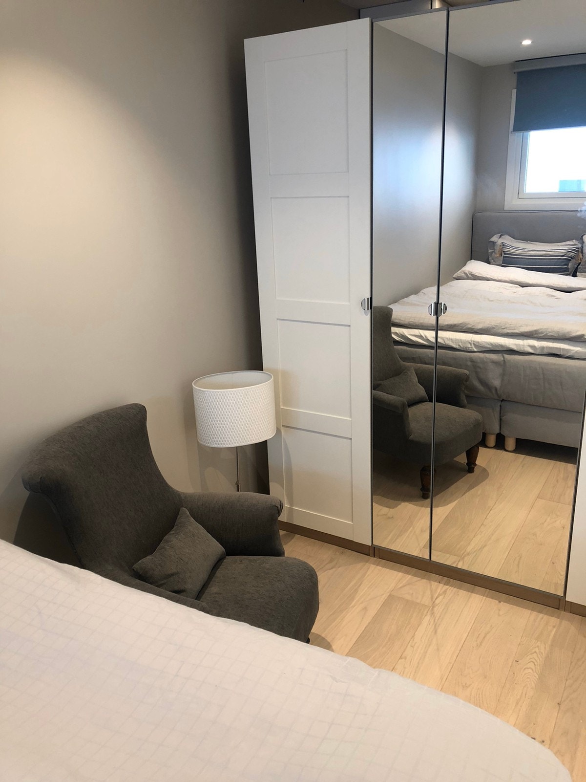 Hovedsoverom med skaprekke Galleribilde