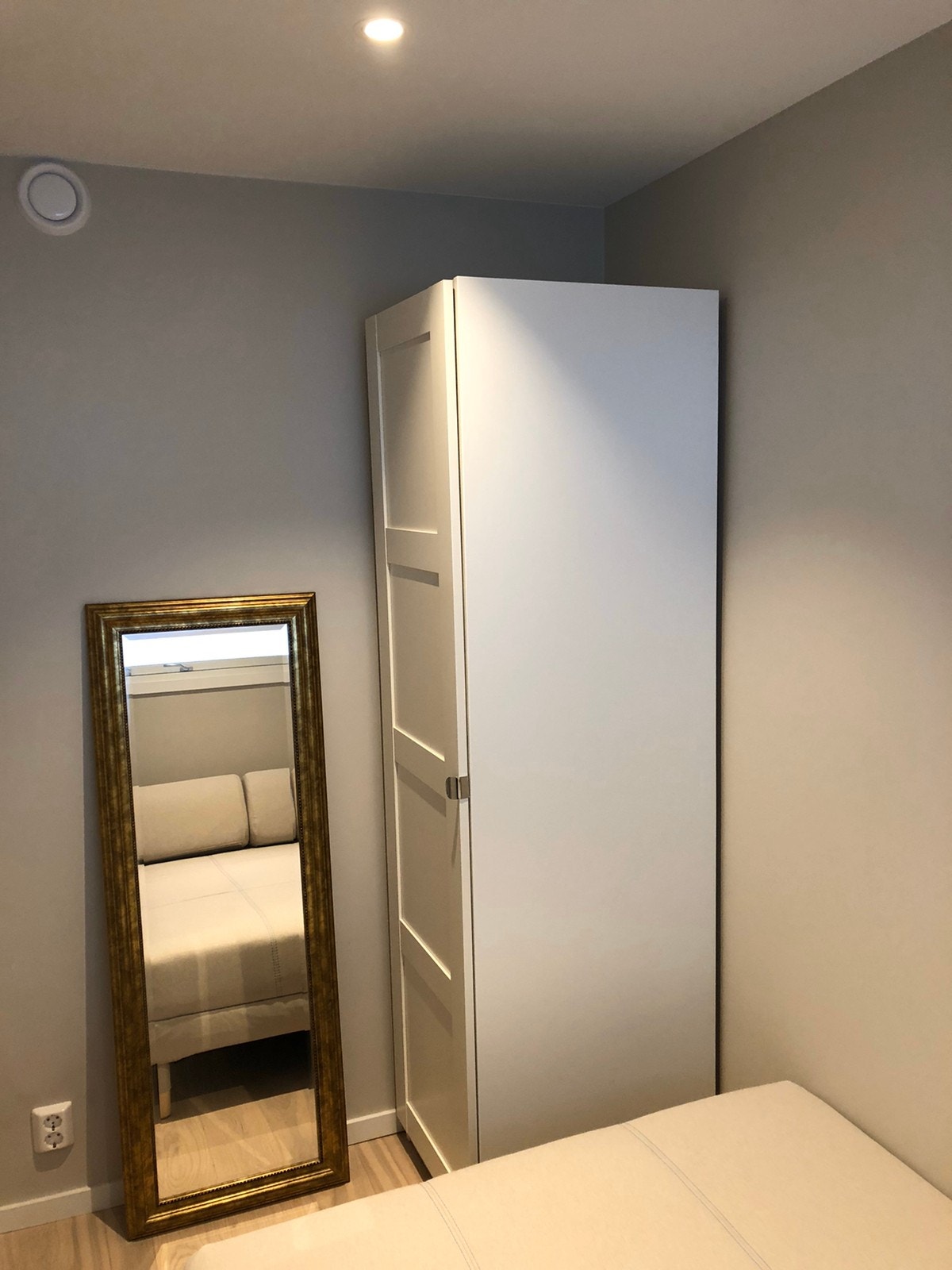 Soverom nr 2 med skap Galleribilde