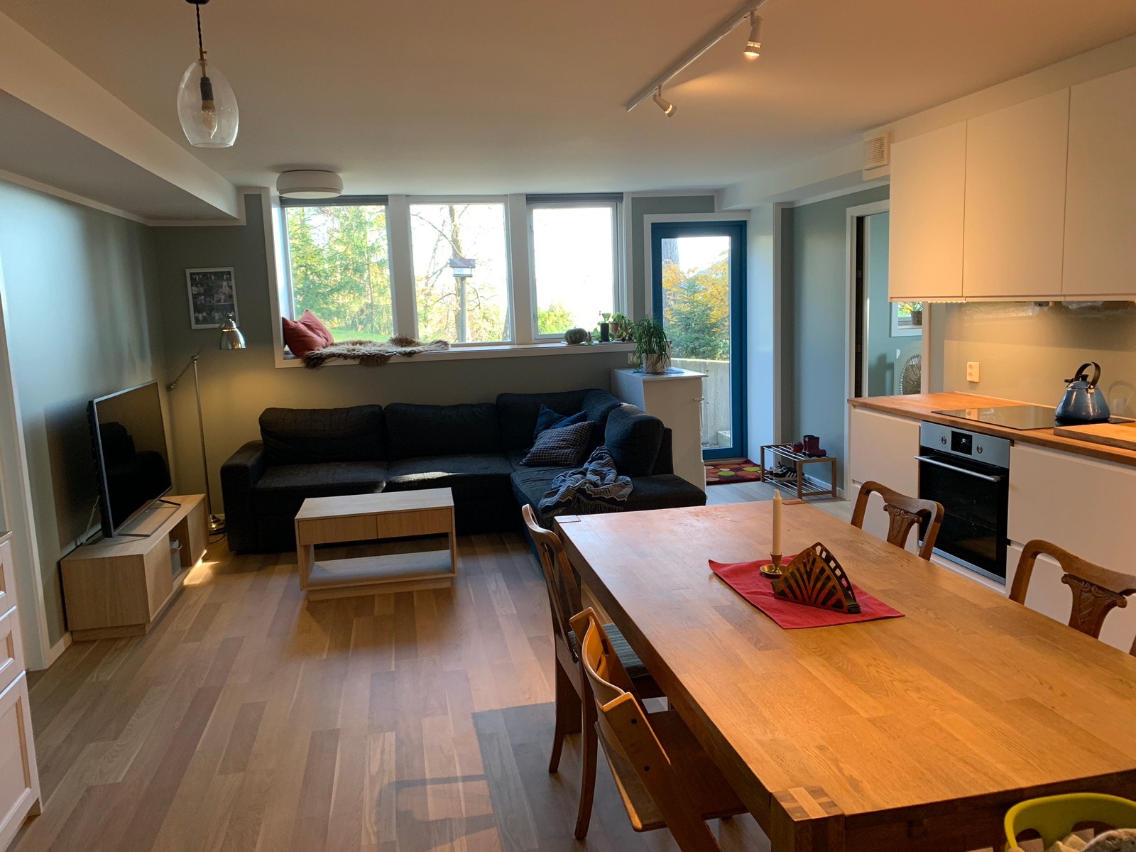 Stue, kjøkken og allrom. Utsikt mot øst til Grefsen Galleribilde