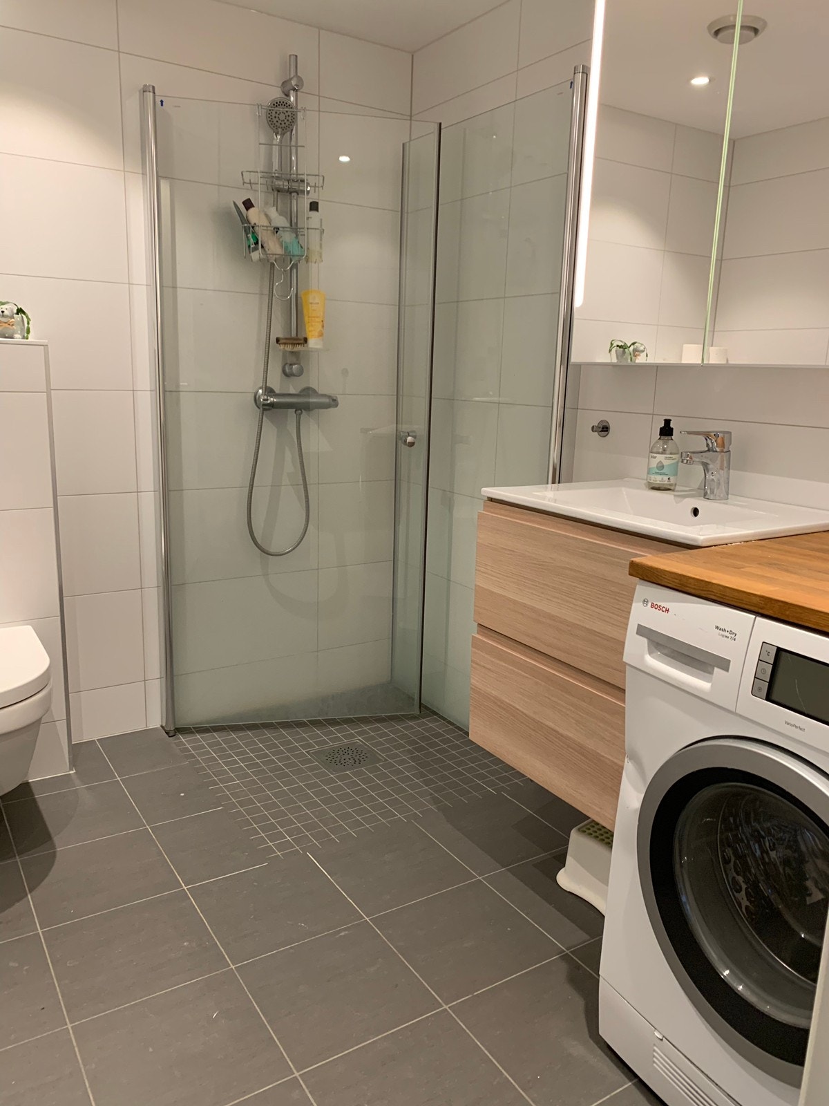 Bad med vaskemaskin og integrert tørketrommel Galleribilde