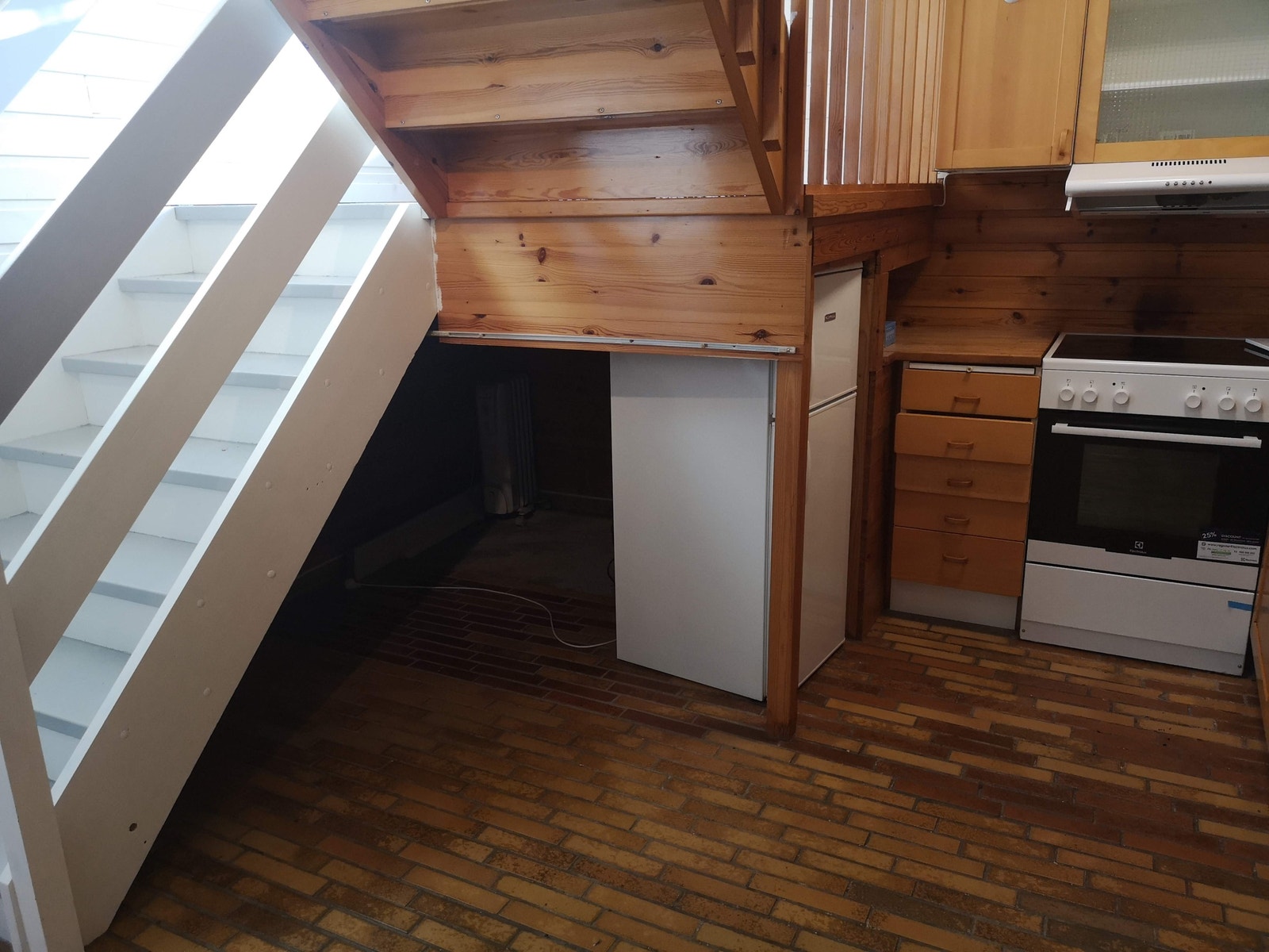 Lagringsplass under trapp ved kjøkkenet i kjellerplanet Galleribilde