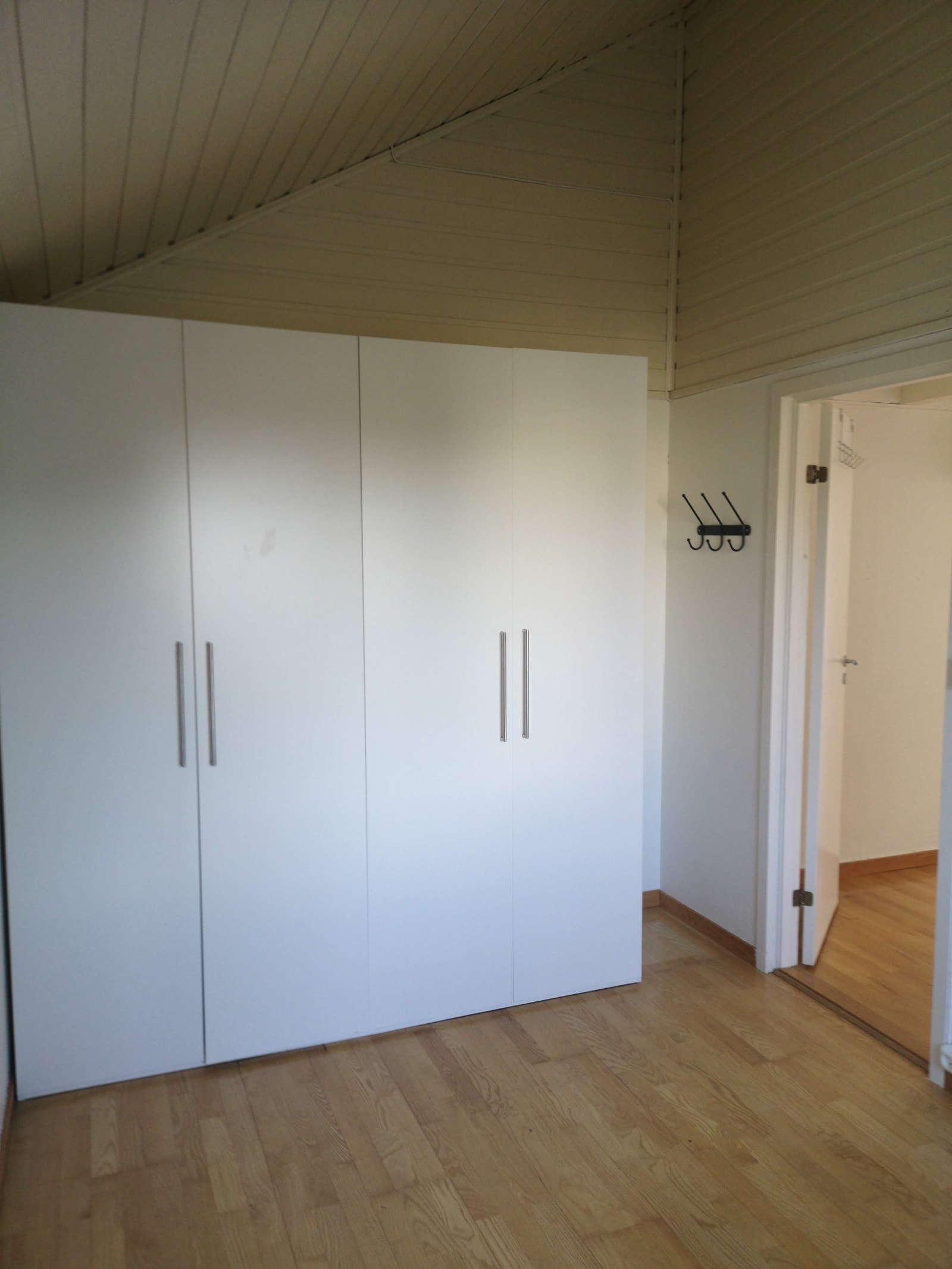 Soverom første etasje med høyskap, det er også skap i kjeller Galleribilde
