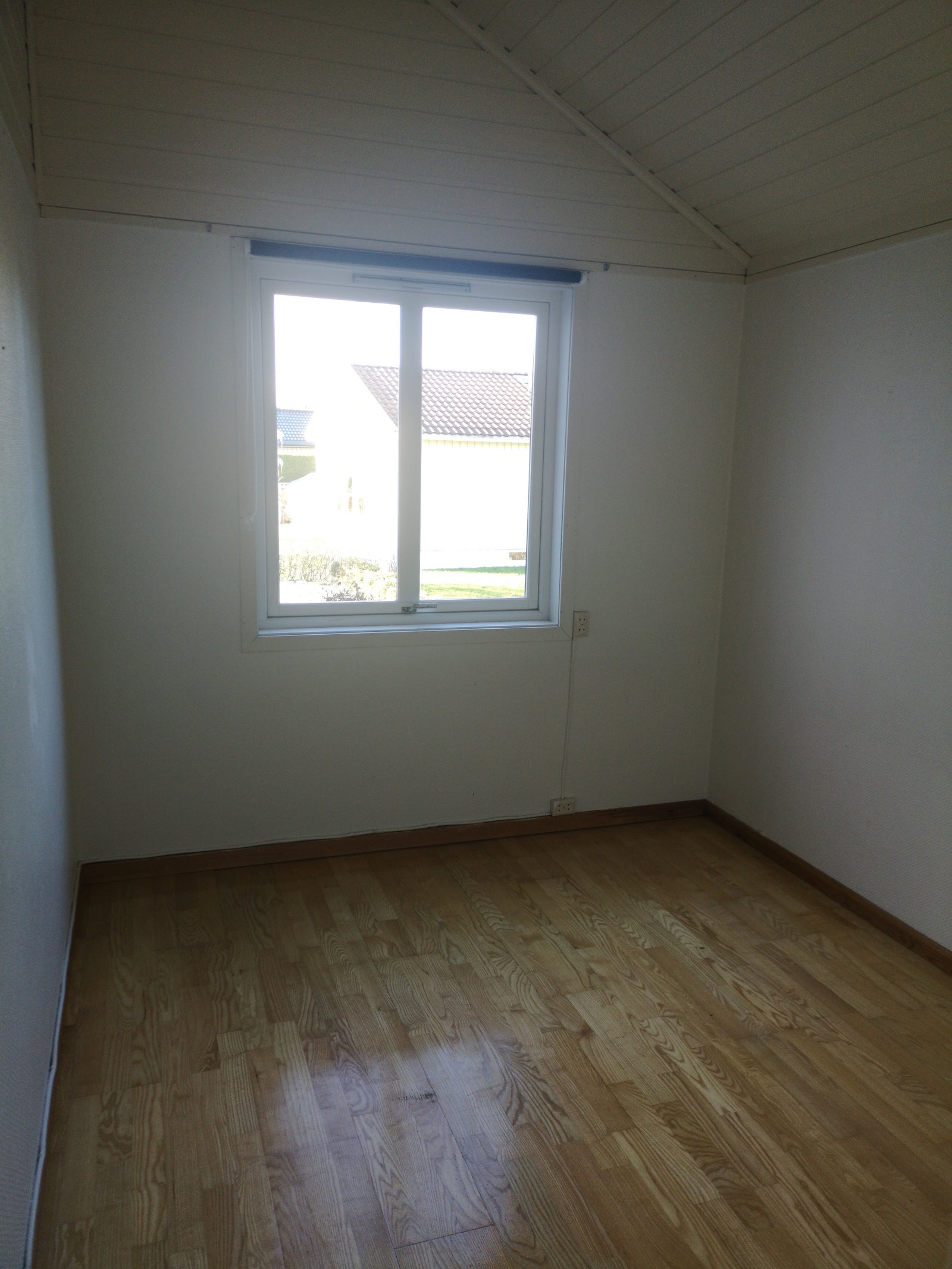 Soverom første etasje, med vindu mot vest. Galleribilde