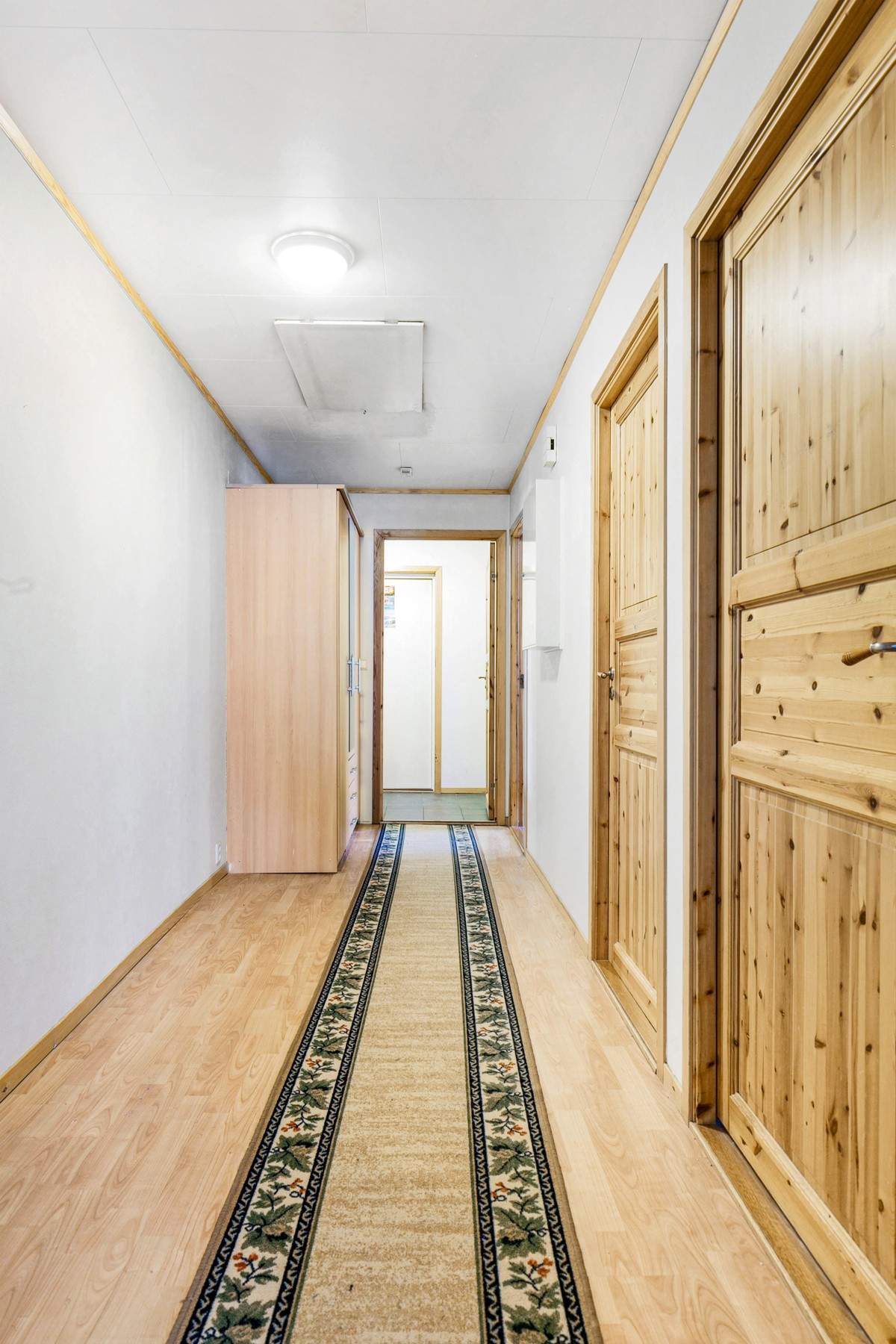 I gangen er det tilgang til loft som gir rikelig med lagringsplass