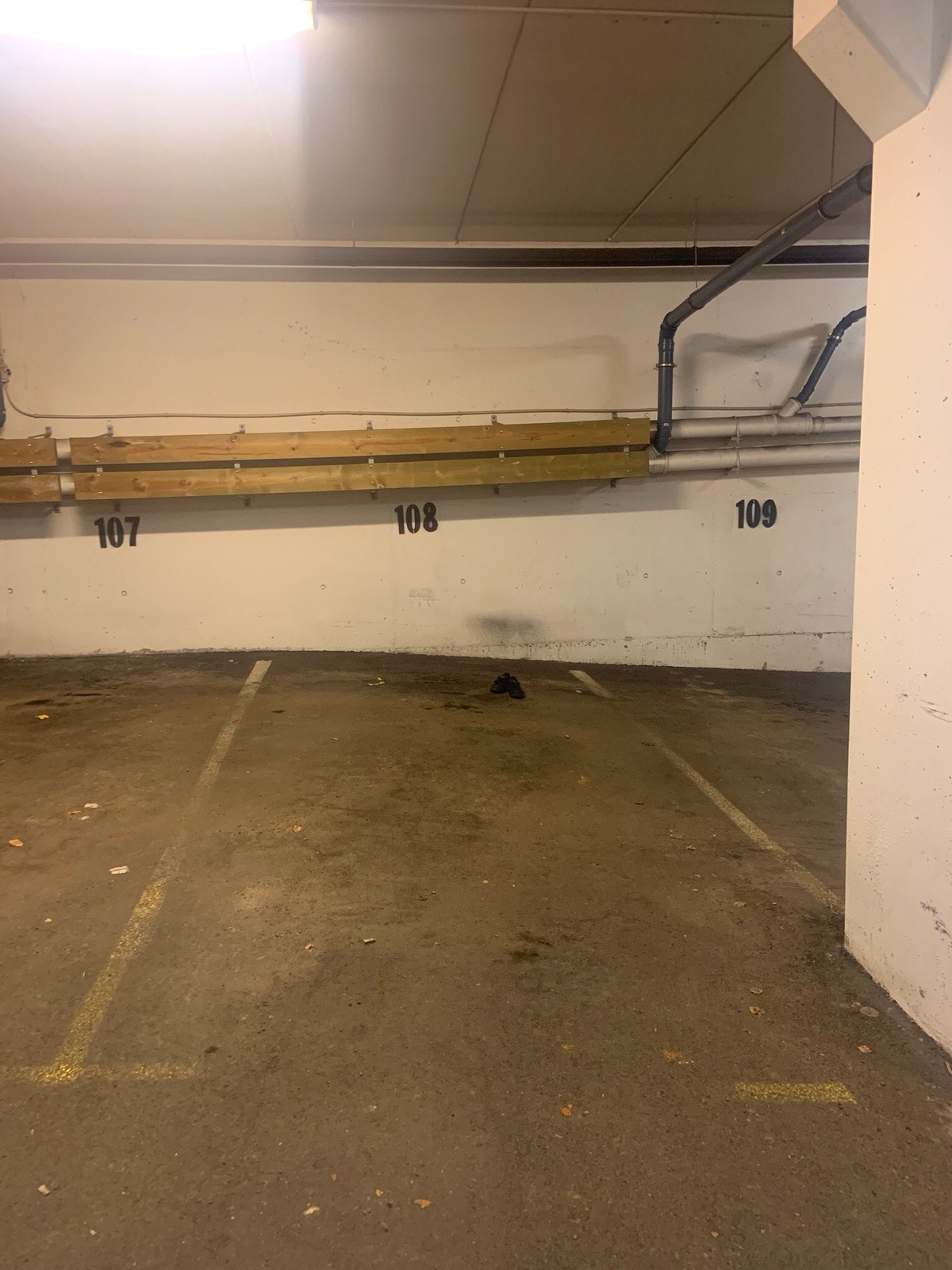 Plass 108, dekk kan lagres bak bilen/under treplanker. Galleribilde