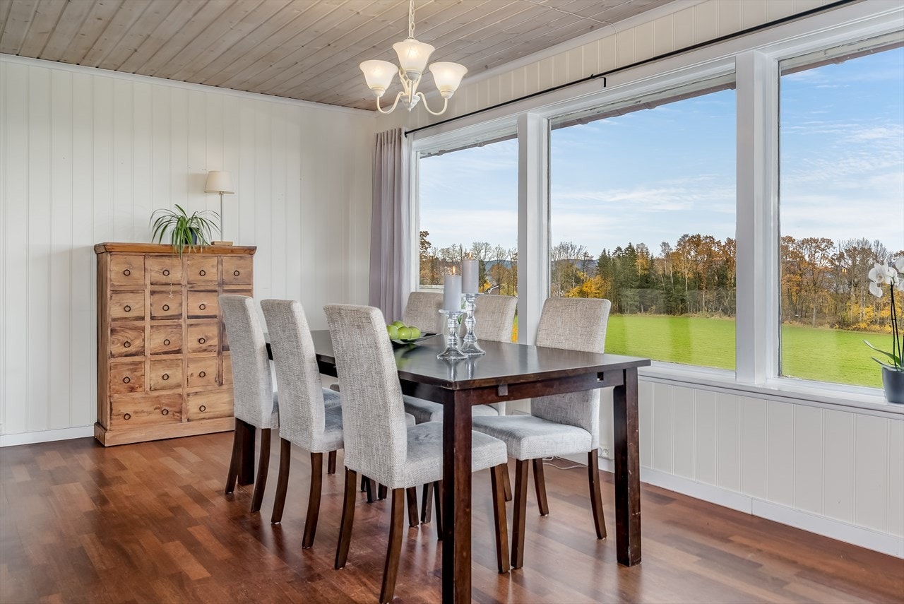 Stuen har god plass til spisestue Galleribilde