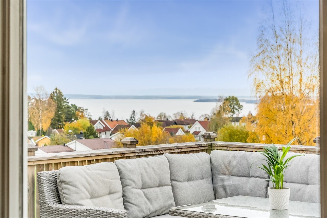 Terrassen har flott sjøutsikt Galleribilde