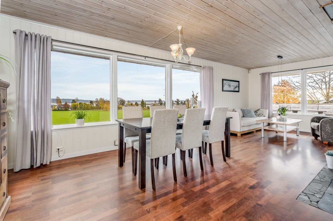 Romslig fin stue med sjøutsikt Galleribilde