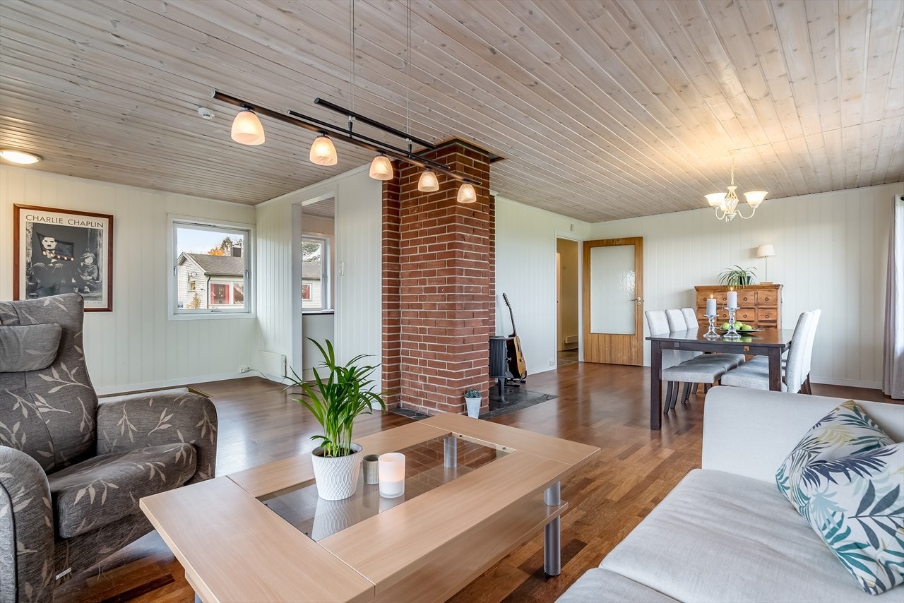 Romslig fin stue med sjøutsikt Galleribilde