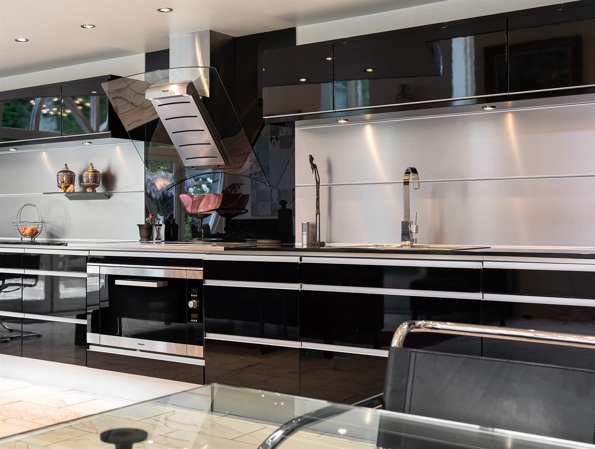 Stilig kjøkken fra 2004 med sorte fronter. Galleribilde