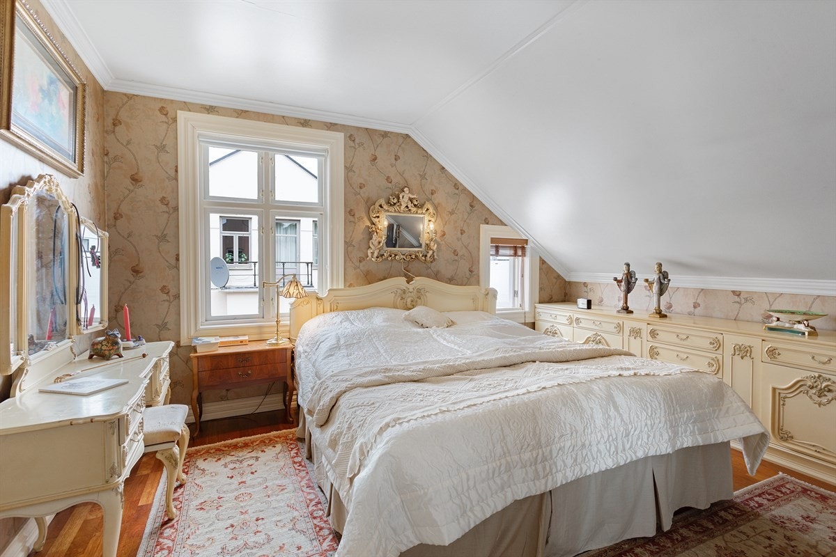 I 2.etg i den originale boligen er husets hovedsoverom med tilhørende garderoberom. Galleribilde