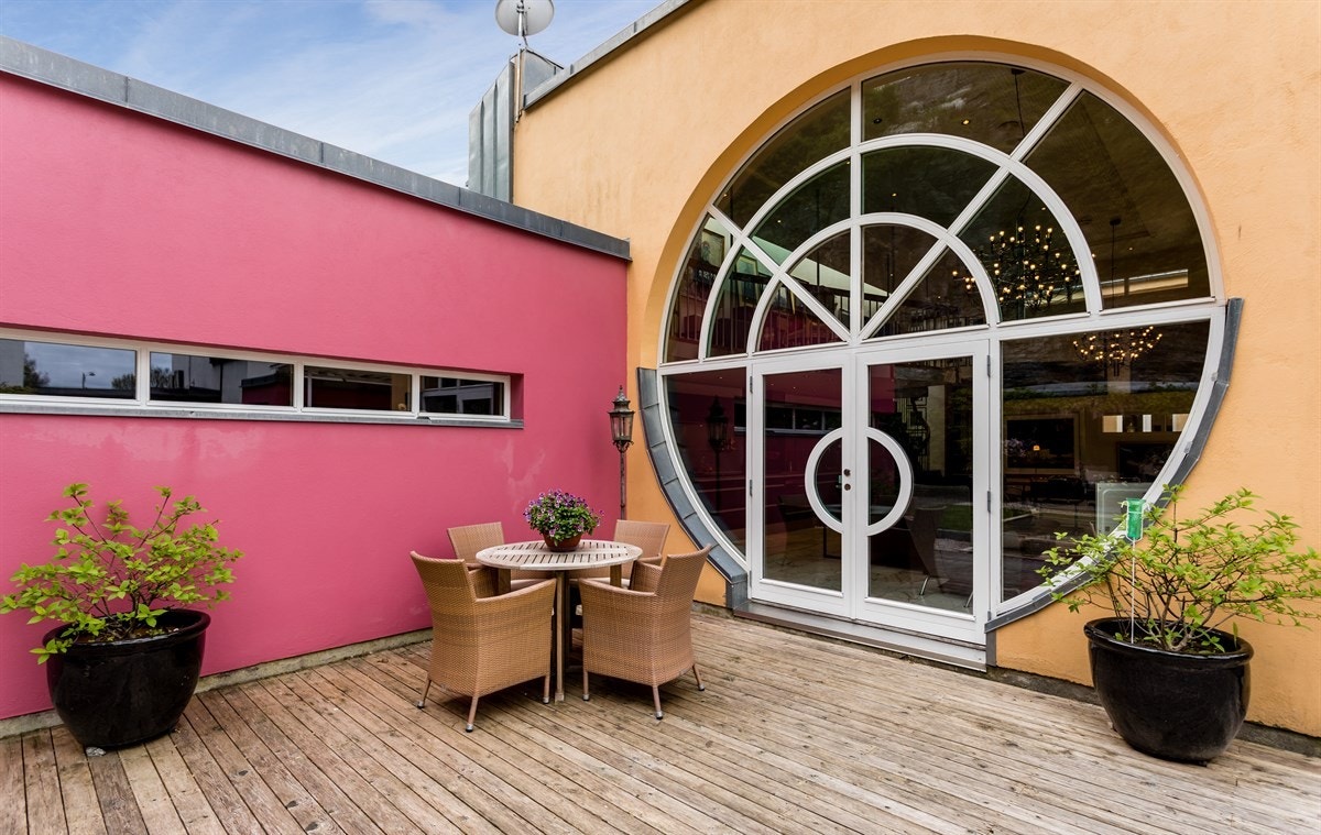 Glassveggen er spesialdesignet for boligen. Galleribilde