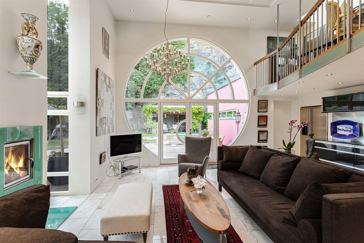 Utstrakt bruk av glassflater gjør rommet svært romslig. Galleribilde