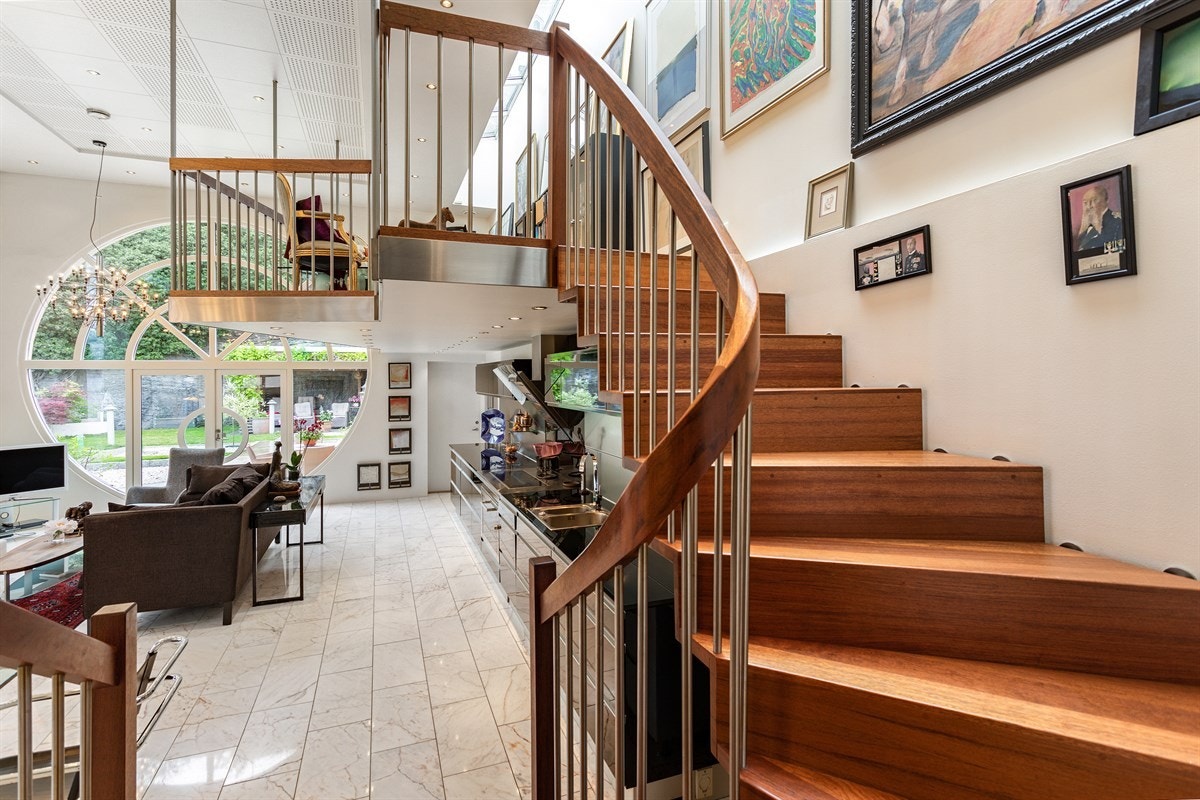 Fra stue/kjøkkenområdet er det trapp opp til mesanin. Galleribilde