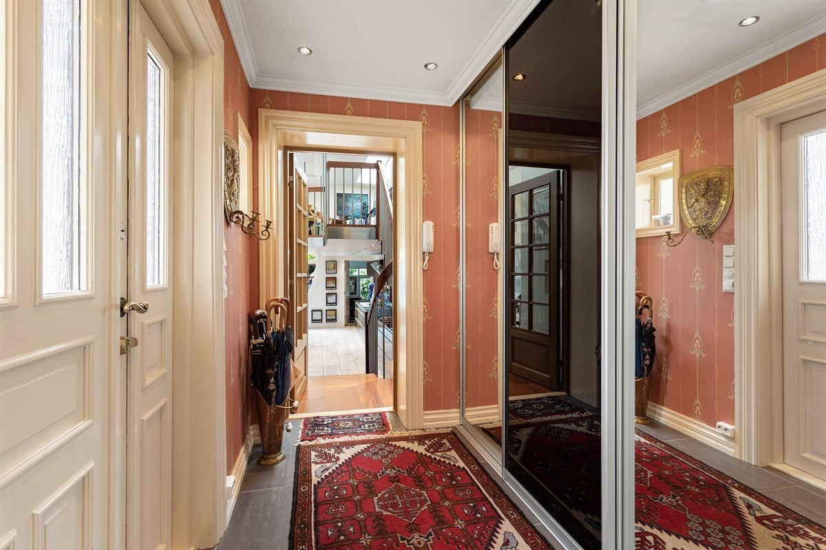 Ved inngangspartiet er det innebygd garderobesystem med speilfronter. Galleribilde