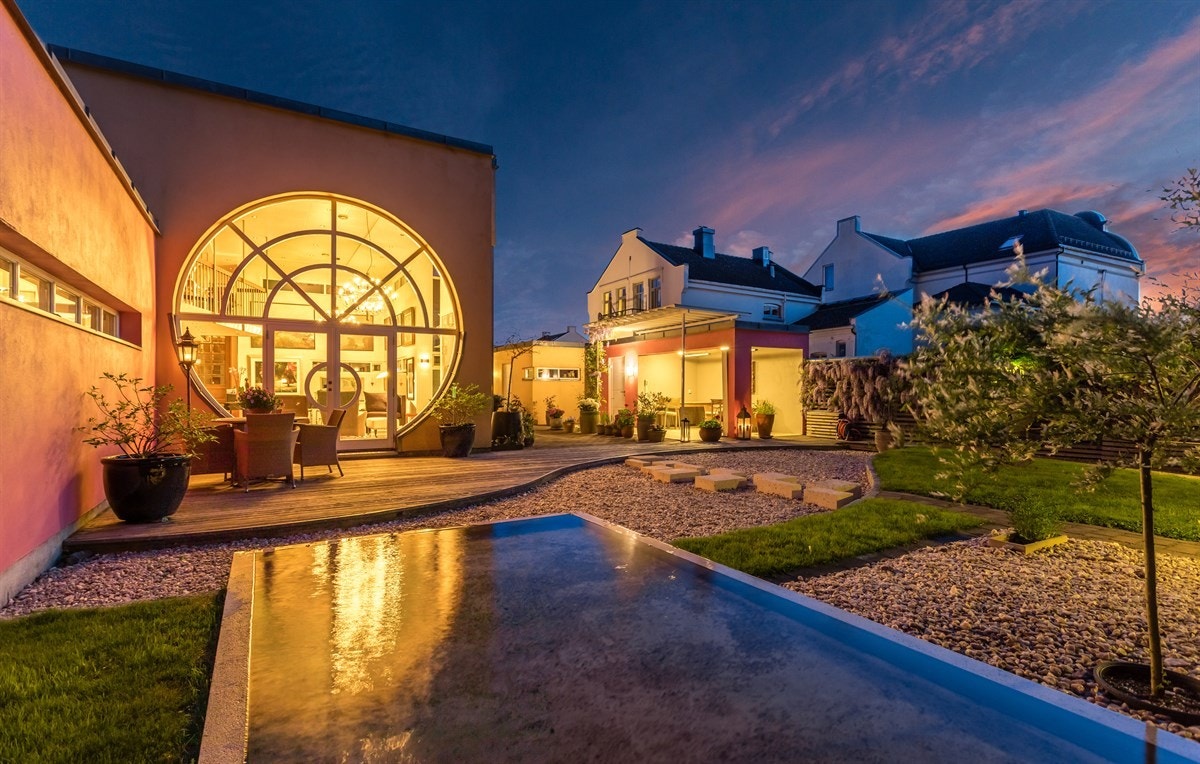 Det er lagt flott belegningsstein med vannspeilet i fokus. Galleribilde