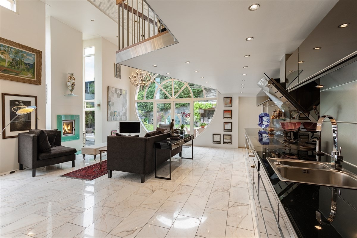 Hele den nye boligfløyen har flott marmorgulv. Galleribilde