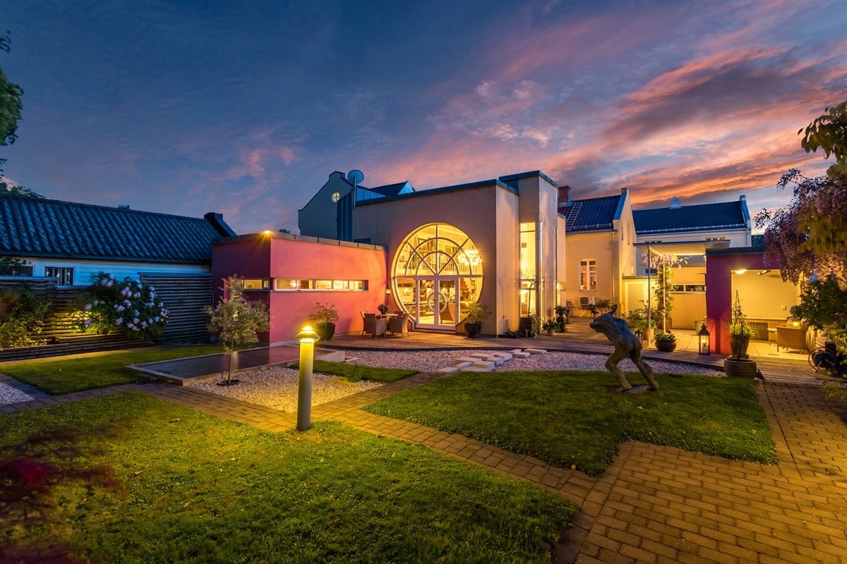 PrivatMegleren har gleden av å presentere Crøgerlia 27 - en klassisk bygård med tilbygg i moderne stil! Galleribilde