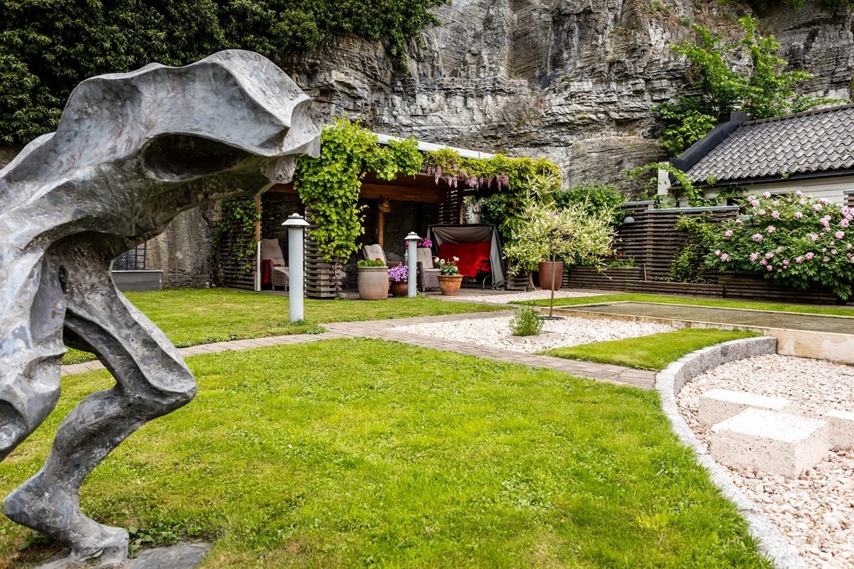 Uteområdet blir spesielt fint i kontrast til den fjellveggen. Galleribilde