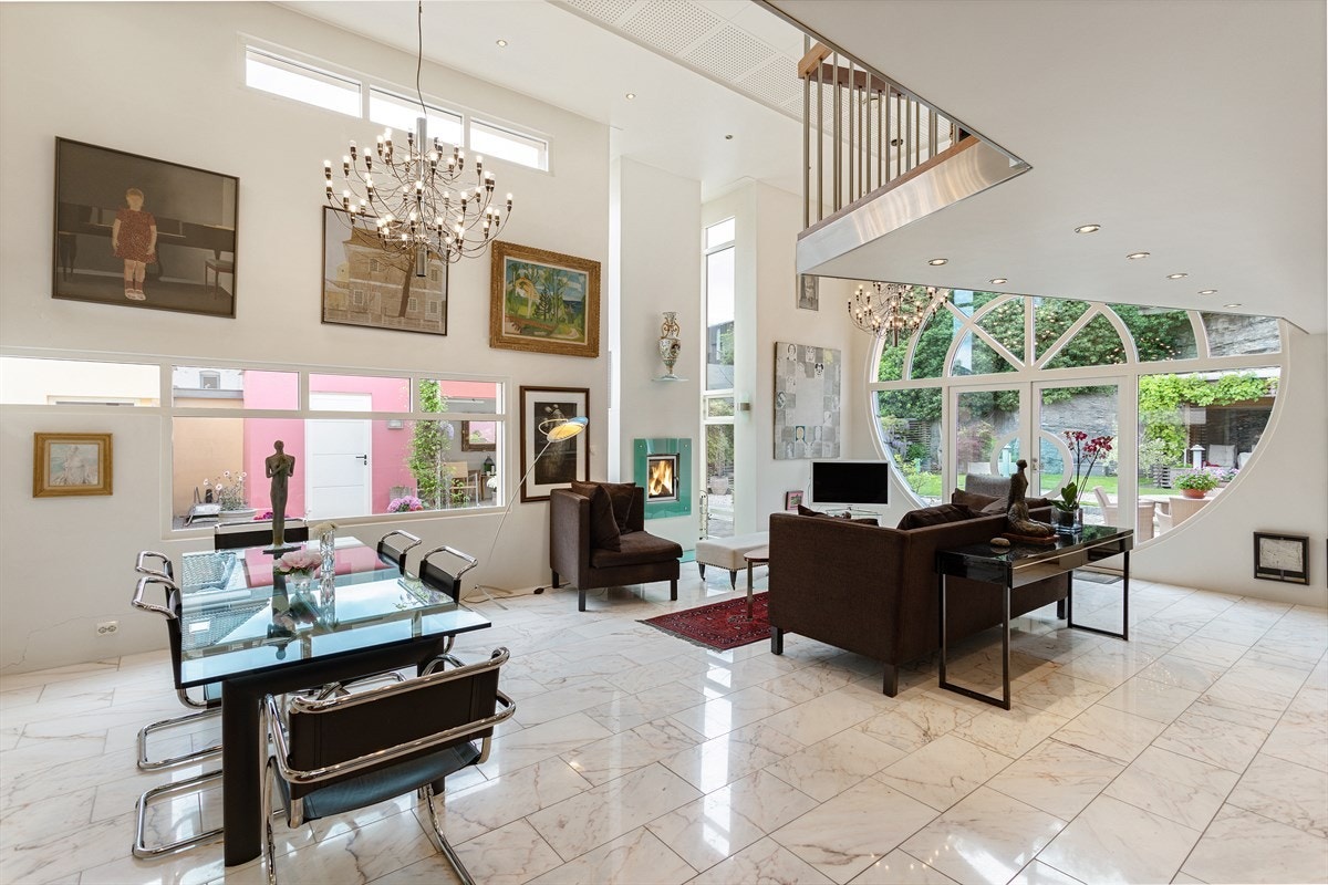 Det er godt med plass både til spise- og sittegruppe. Galleribilde