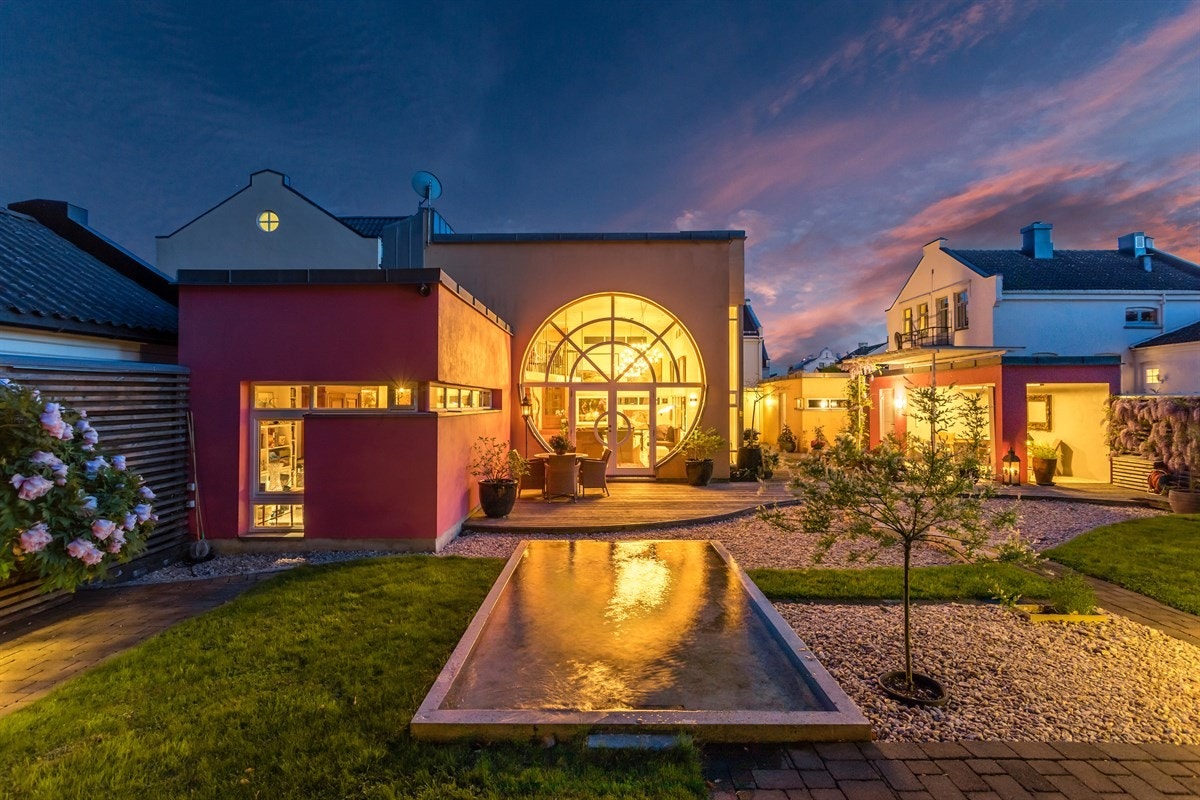 Eiendommen har et svært påkostet uteområde som er bygget med tanke på omgivelsene rundt. Galleribilde