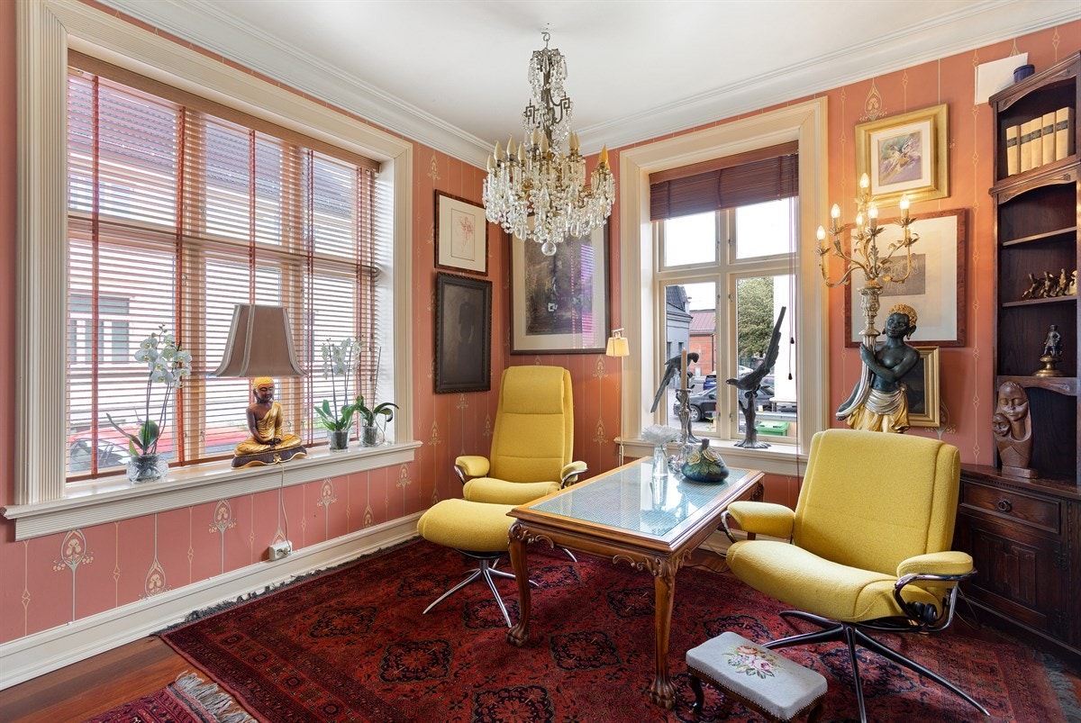 I den originale boligen er det bibliotek og stue i åpen løsning. Galleribilde