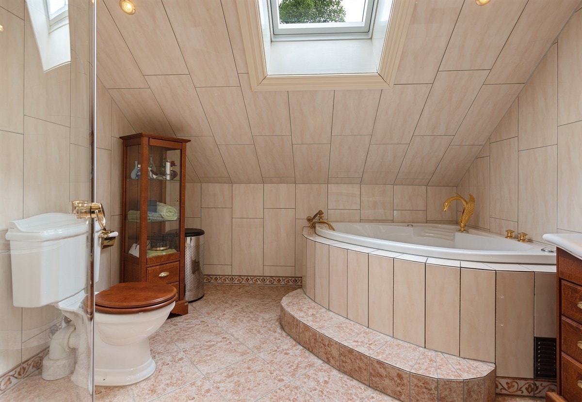 Bad/WC er i 2. etg, og har badekar, dusjnisje, servant og og toalett. Galleribilde
