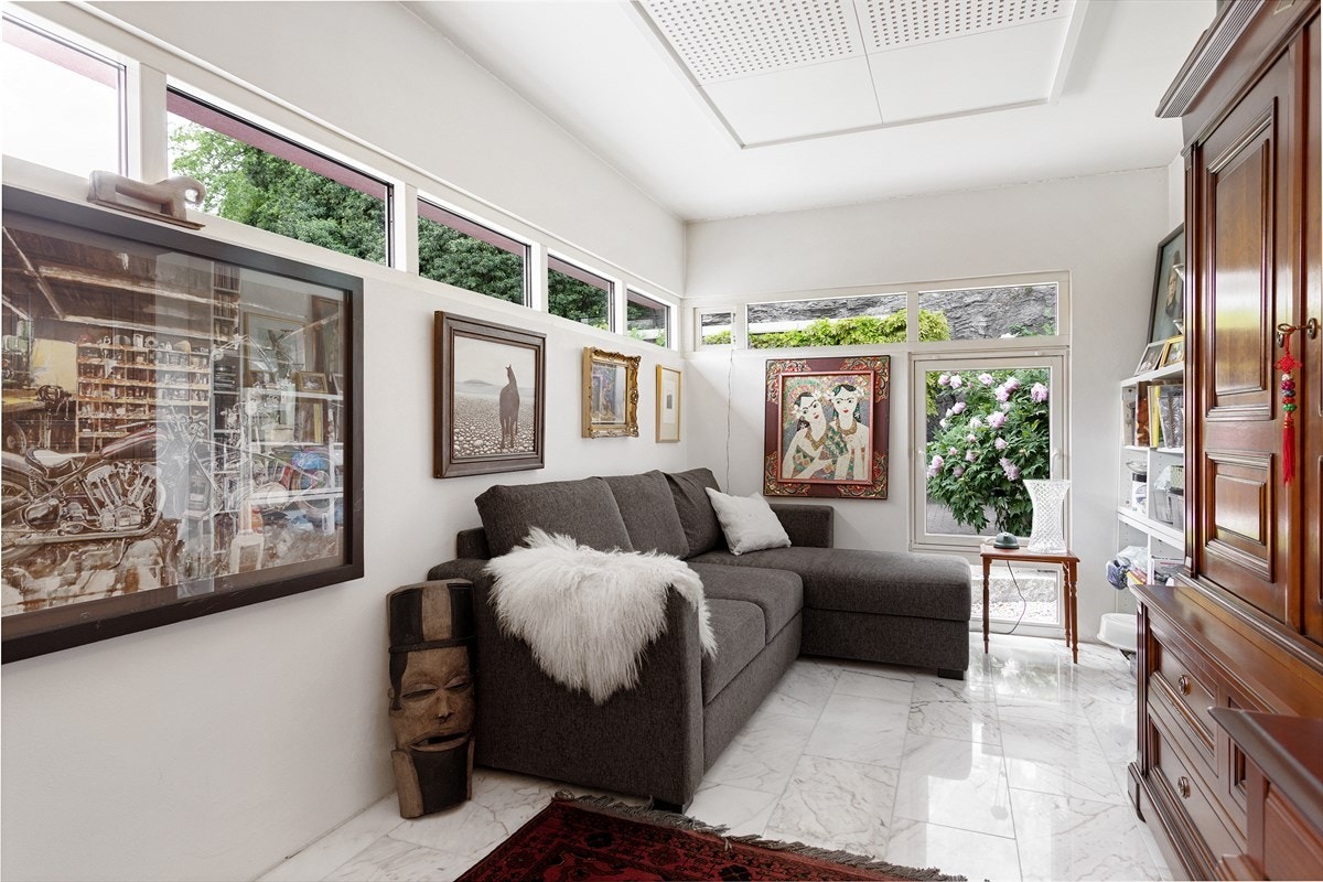 Det er et disponibelt rom som brukes til kontor i bakkant av kjøkken. Galleribilde