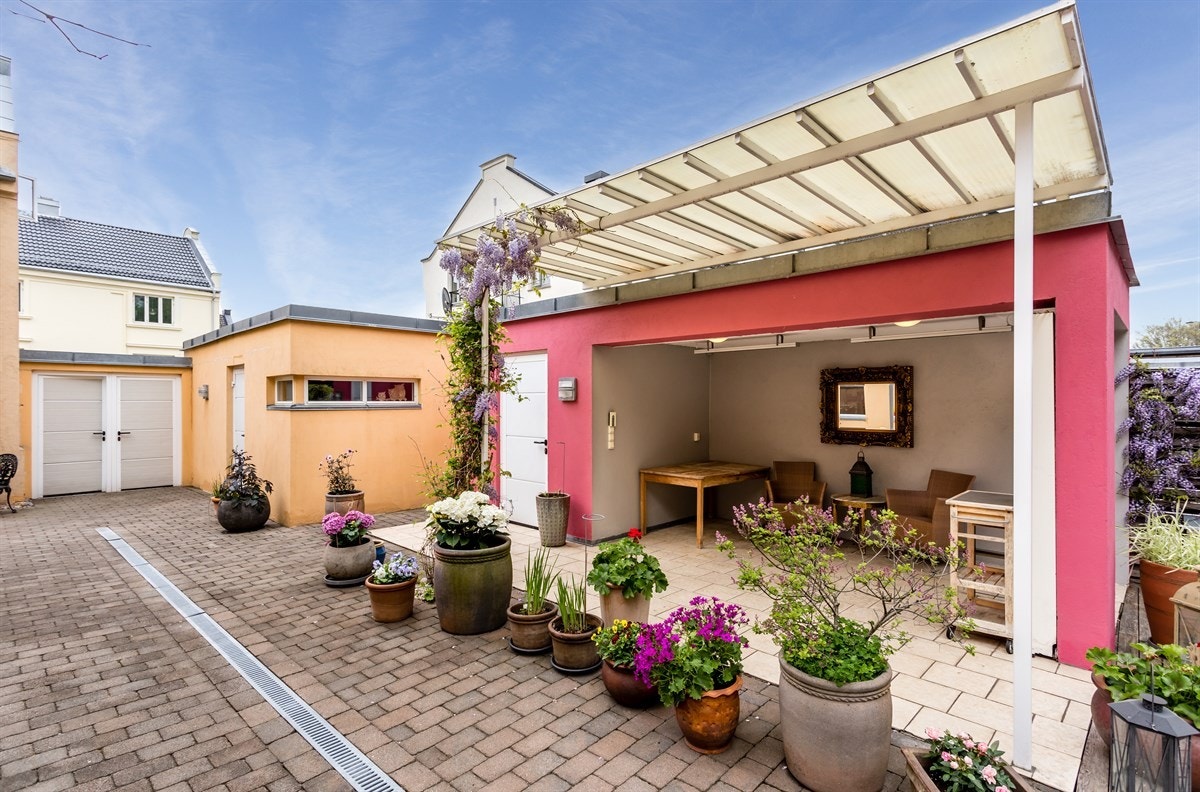 Det er lukket port inn til eiendommes uteareal. Galleribilde