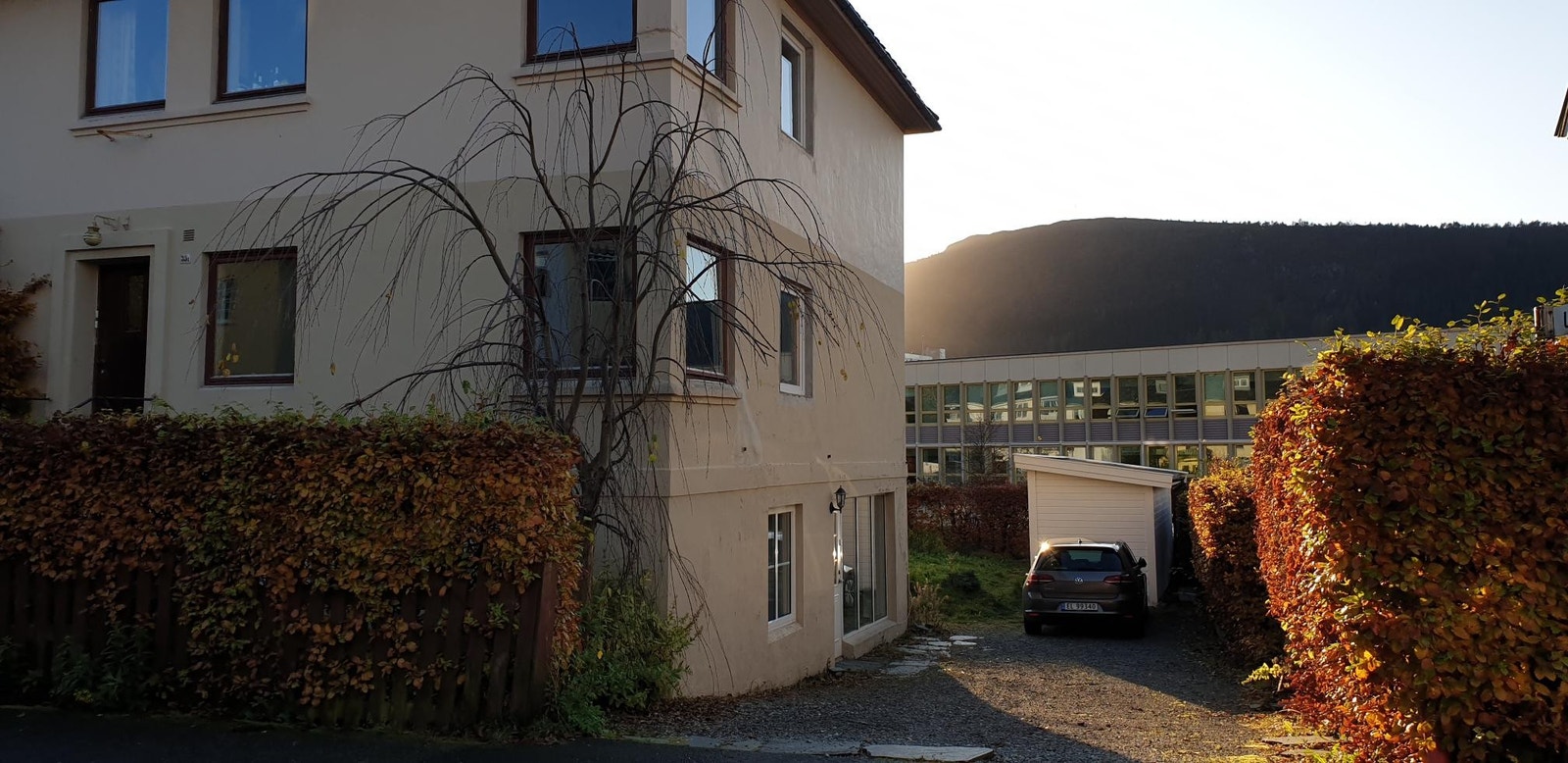 Fasade og parkering Galleribilde