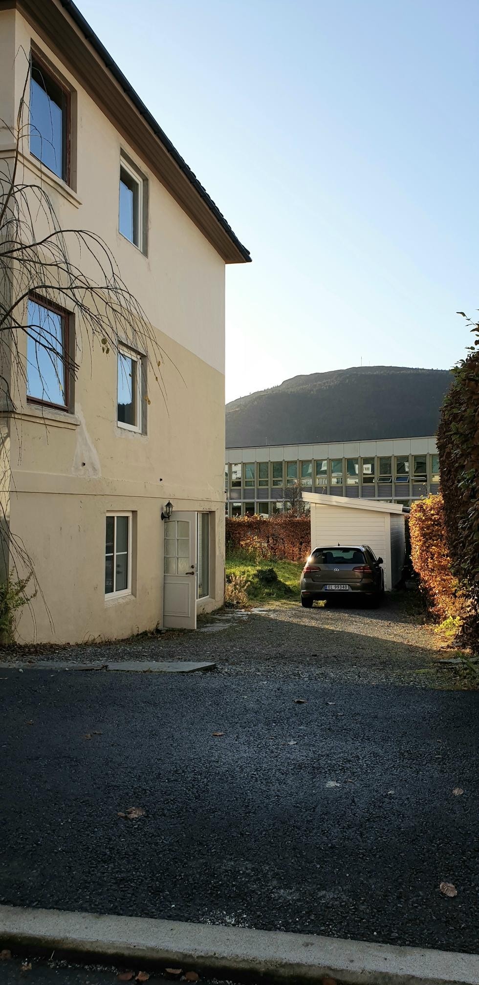 Innkjørsel fasade og hage i bakkant Galleribilde