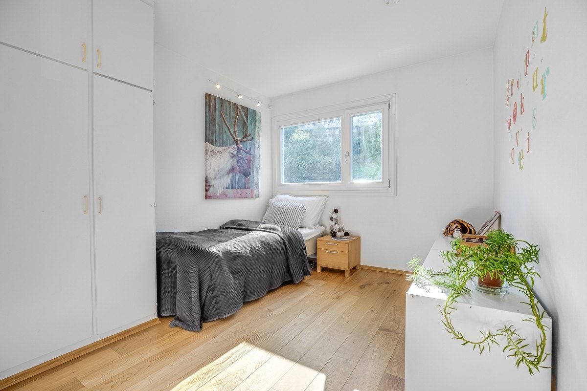 Soverom i 2. etasje, innredet med garderobeskap. Galleribilde