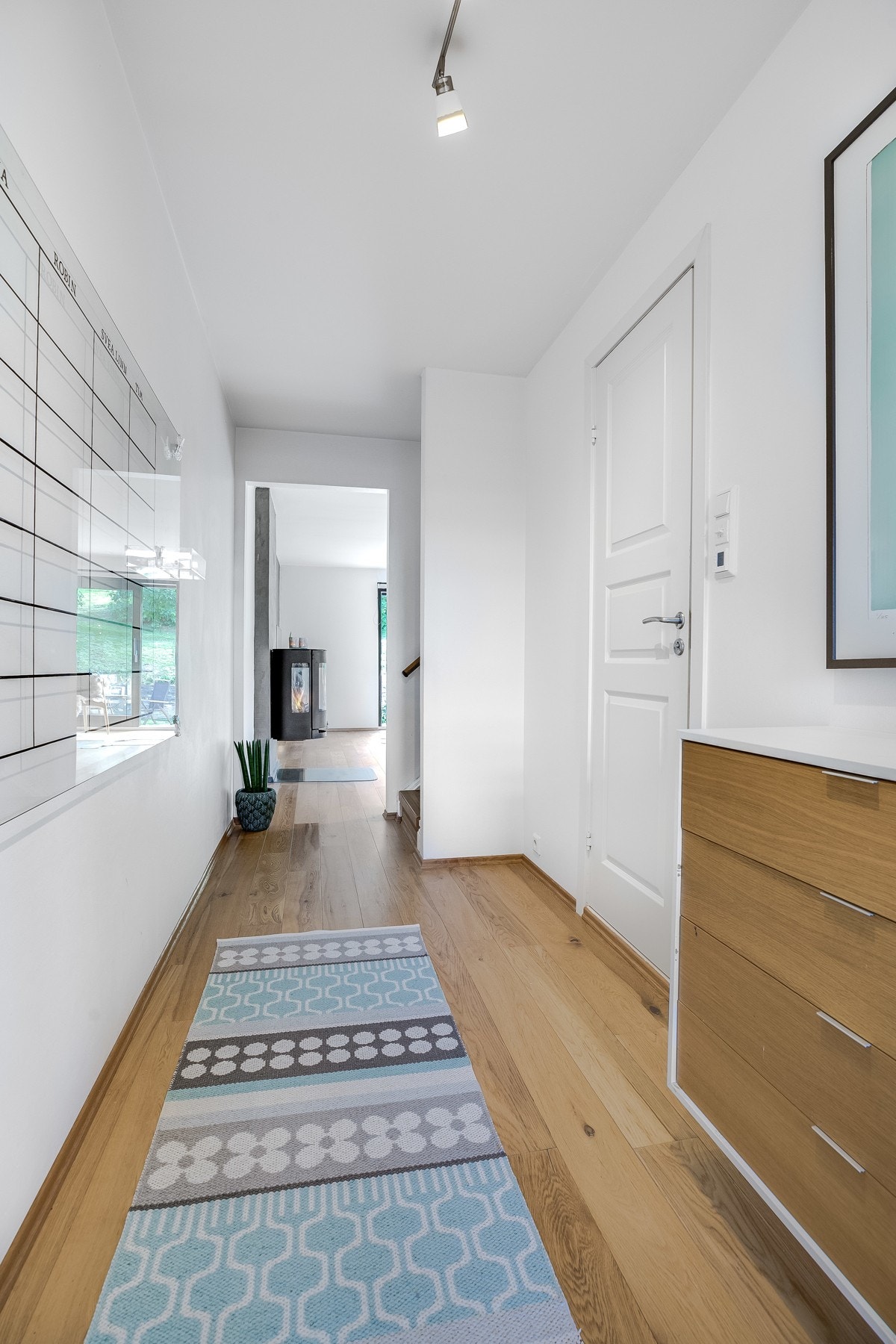 Fra gangen er det adkomst til gjestetoalett, kjøkken og stue. Galleribilde