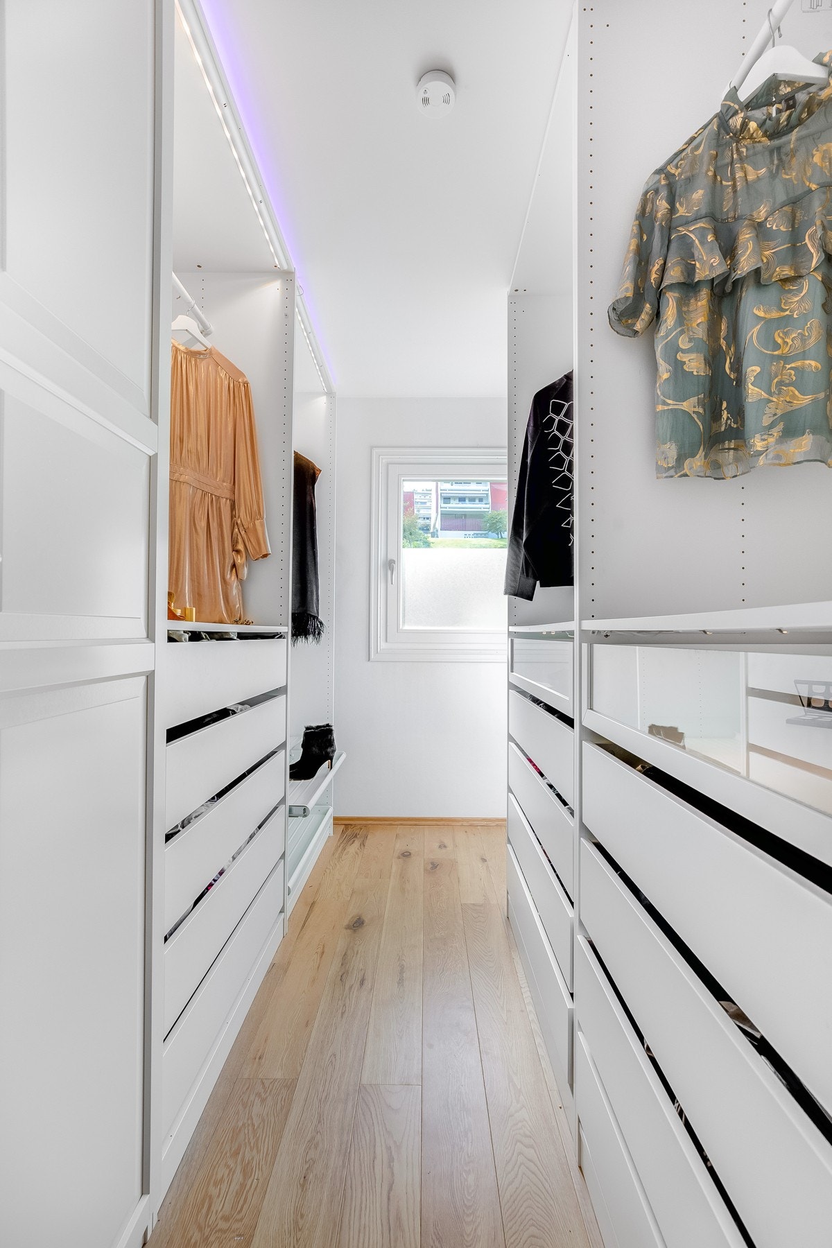 Et av soverommene benyttes i dag som en praktisk walk-in garderobe. Galleribilde