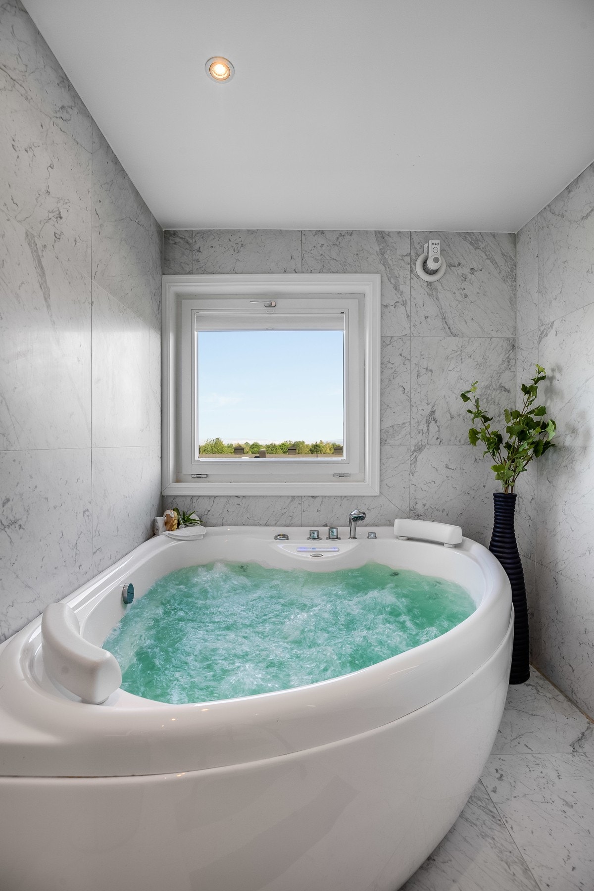 Badet har et smakfullt interiør som innbyr til velvære. Galleribilde
