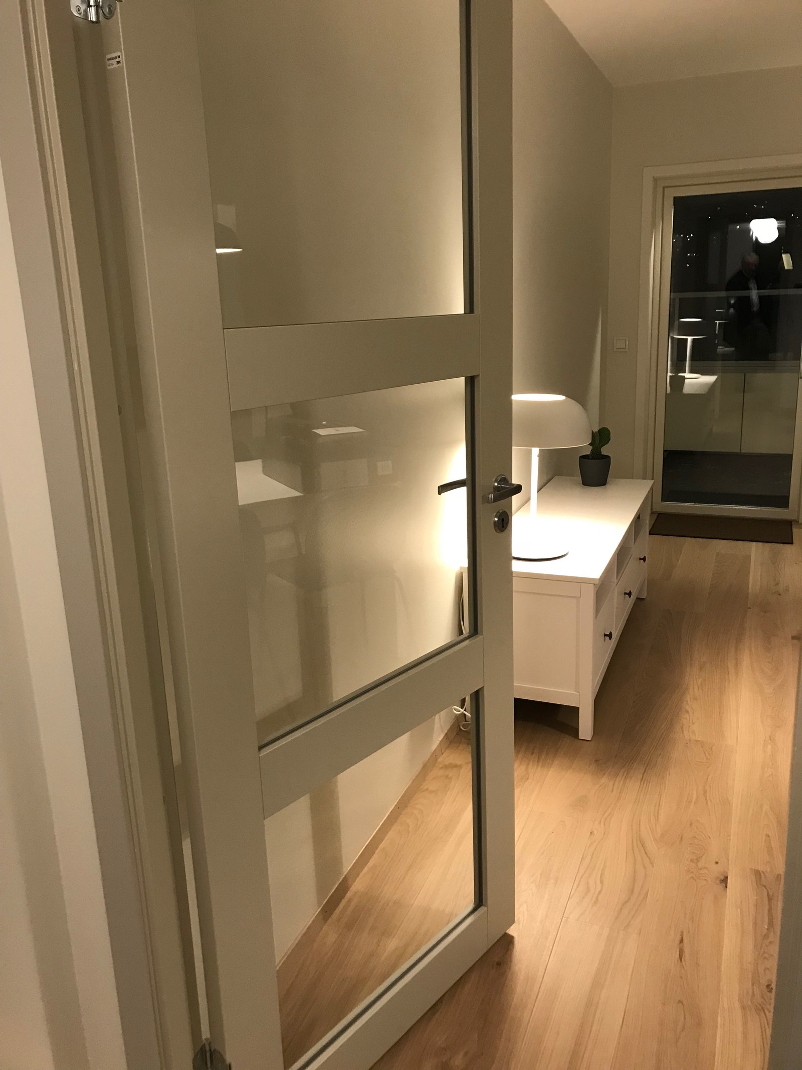 Inngang til stue fra romslig gang med garderobeskap. Galleribilde