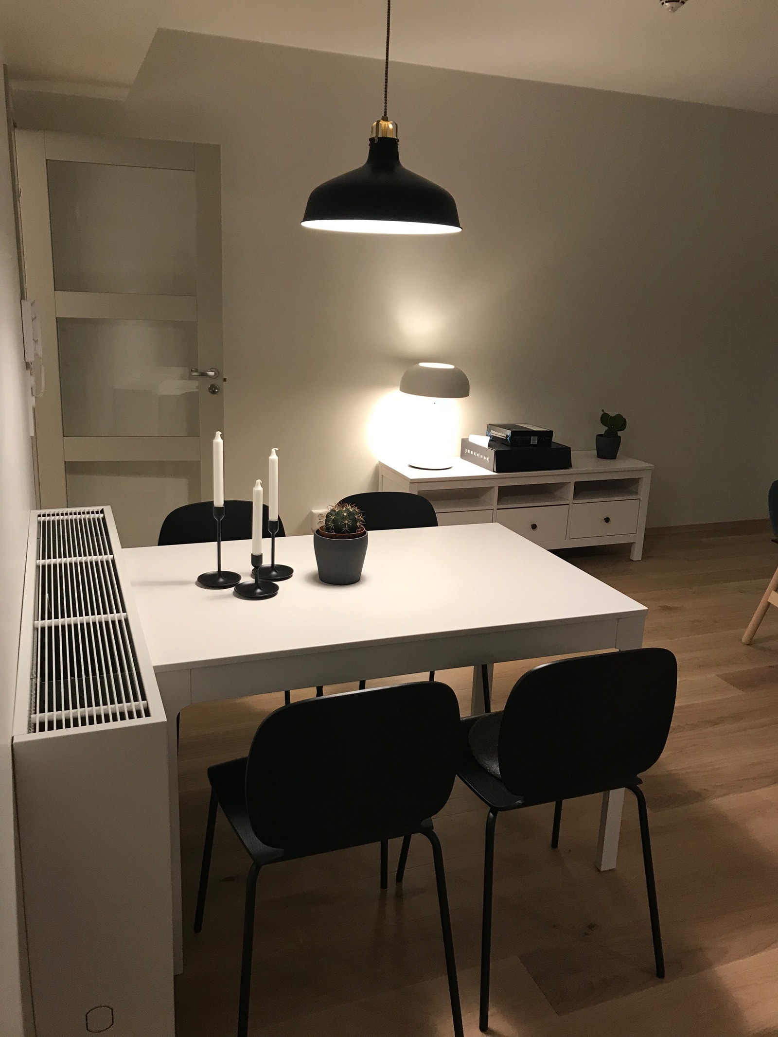 Spiseplass, TV-bord Galleribilde