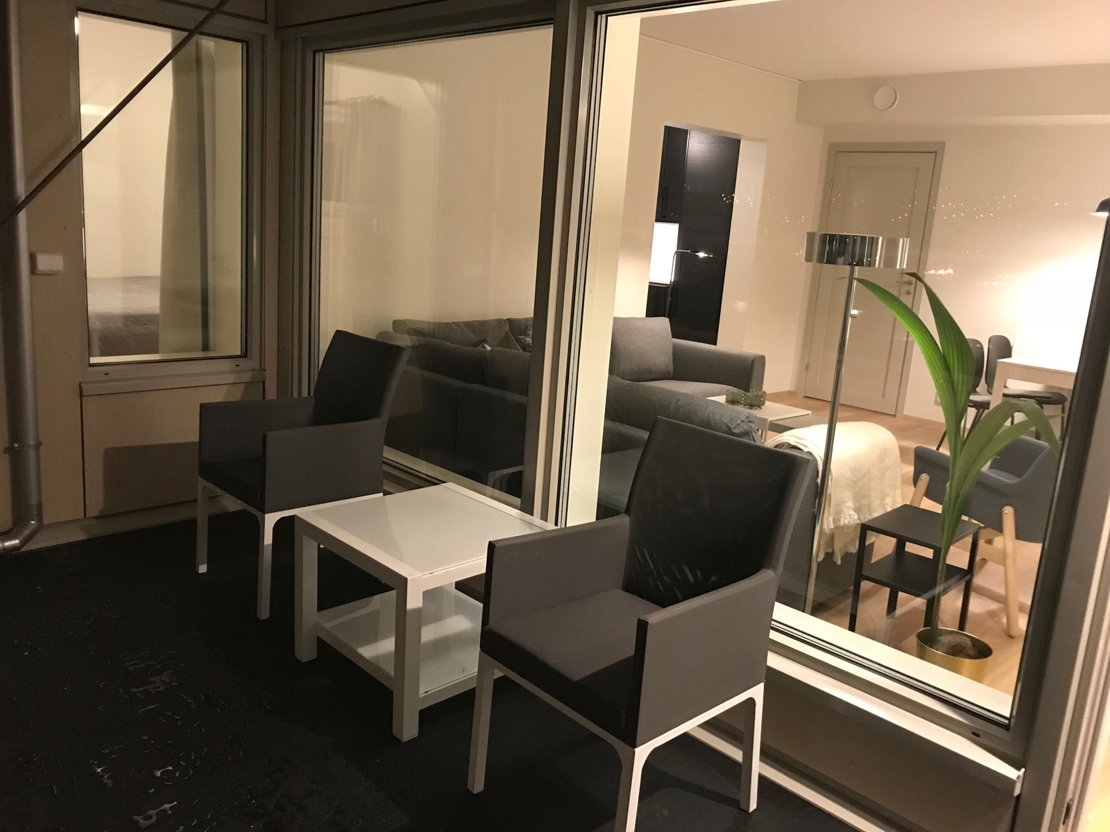 Veranda med pene møbler Galleribilde