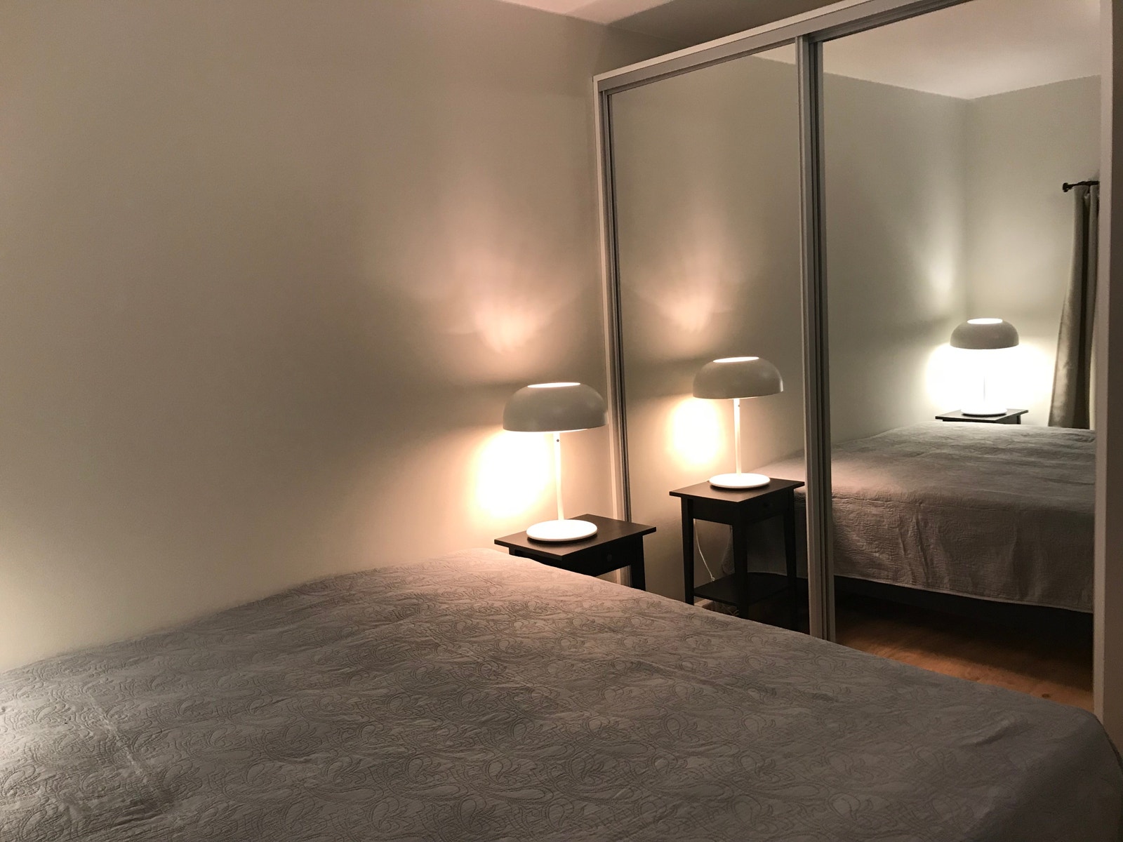 Hovedsoverom med skyvedørsgarderobe med speildører. Galleribilde