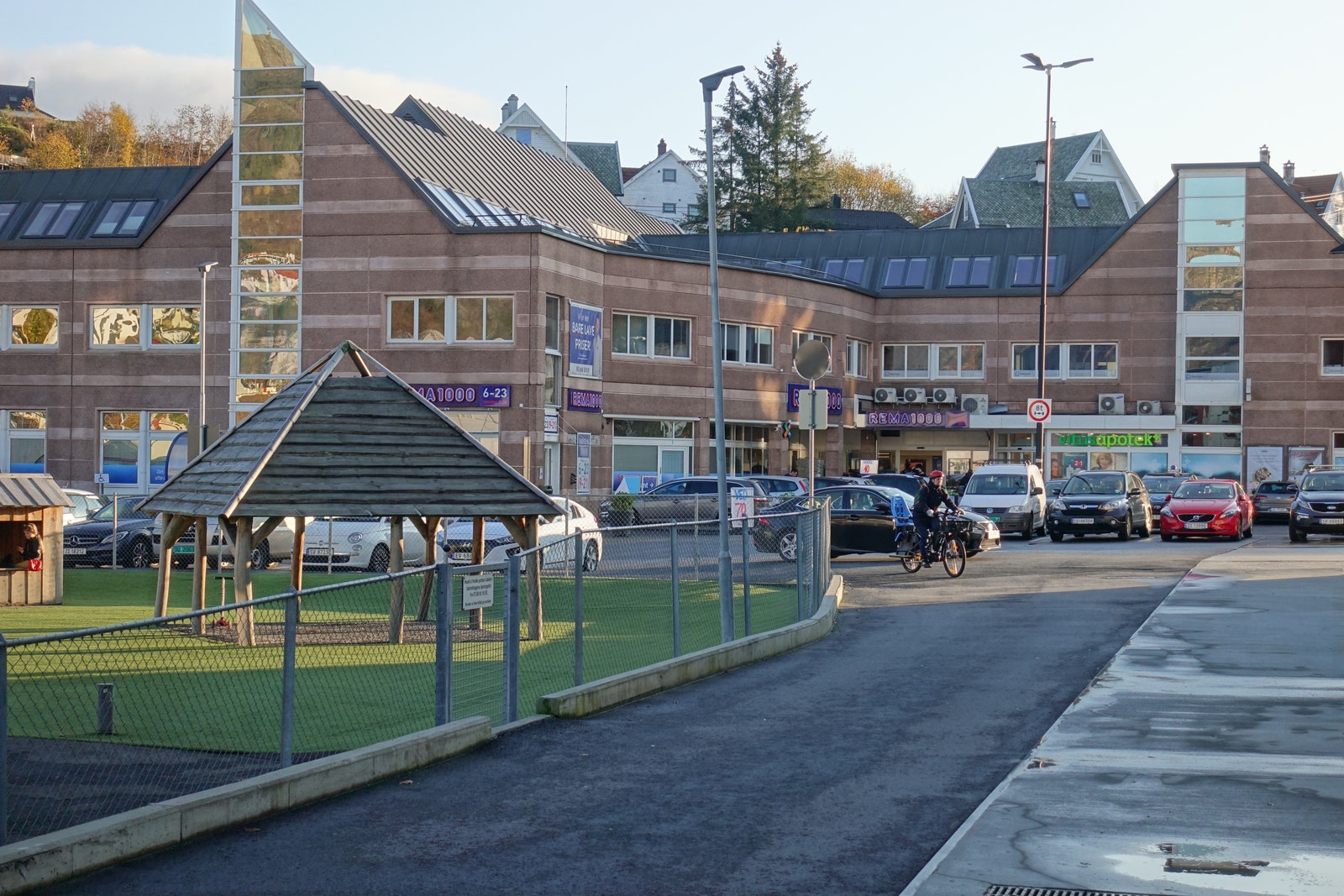Dagligvare (søndagsåpen) og apotek rett utenfor døren Galleribilde